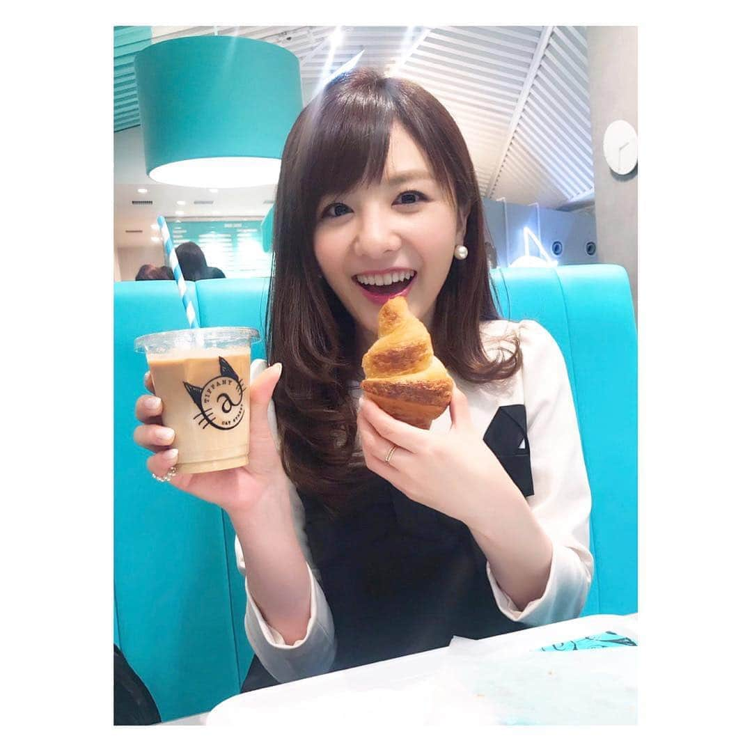 小菅晴香さんのインスタグラム写真 - (小菅晴香Instagram)「・﻿ Tiffany cafe @ catstreet 💍﻿ ﻿ 予約していたカフェスペースも﻿ Tiffany blueであしらわれていて﻿ すごく可愛かったです☕️💗﻿ ﻿ 映画「ティファニーで朝食を」に倣い﻿ クロワッサンをいただきました🥐﻿ ﻿ バターの香りが豊かで美味しかったです🤤﻿ ﻿ ﻿ ﻿ ﻿ #tiffanycafe #tiffanycatstreet #tiffanyxcatstreet #tiffany #tiffanyblue #mytiffany #ティファニーカフェ #ティファニーカフェ原宿 #ティファニーで朝食を #クロワッサン #小菅晴香 #フリーアナウンサー #セントフォース」4月27日 19時28分 - haruka.kosuge