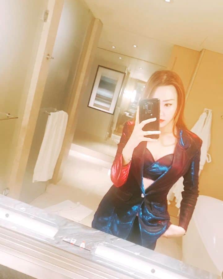 Nicole Chenのインスタグラム：「Looking like this ;) loving my life in Singapore!  #damn #fashion #fun #singapore」