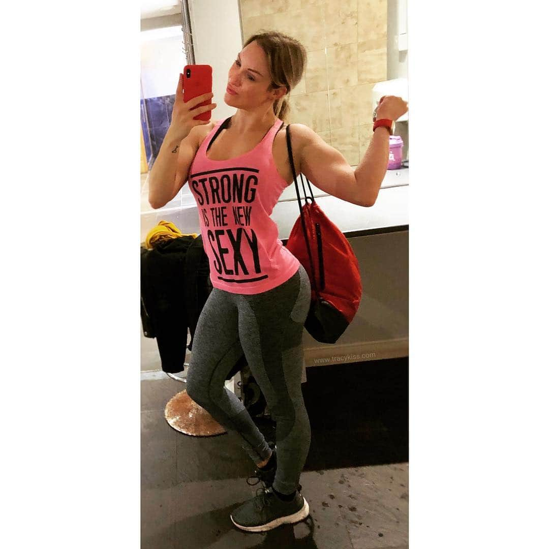 トレーシー・キスさんのインスタグラム写真 - (トレーシー・キスInstagram)「“Strong is the new sexy” this vest really resonates with me my darlings. Strength doesn’t have to be the size of your biceps or how much weight you can bench (although I find these motivating markers for my fitness journey) - true strength is in fact within us all, deep within our heart and soul and something absolutely immeasurable. Strength is the ability to stand up after being knocked down, to take a chance on something different and to have faith in ourselves when others fail to do so. We will never appreciate how strong we can be until we try - recognising our inner strength is admirable ------------------------ #strongissexy #sexy #pink #gains #tracykiss #girlswithmuscles #bodygoals #femaleempowerment #muscles #booty #tattoo #healthy #bodytransformation #inspiration #wcw #motivation #ootd #fashion #weightloss #fitness #weightlossjourney #girlpower #thick #ootn #lotd #veganism #girl #gym #bodybuilding #vegan」4月27日 19時38分 - tracykissdotcom