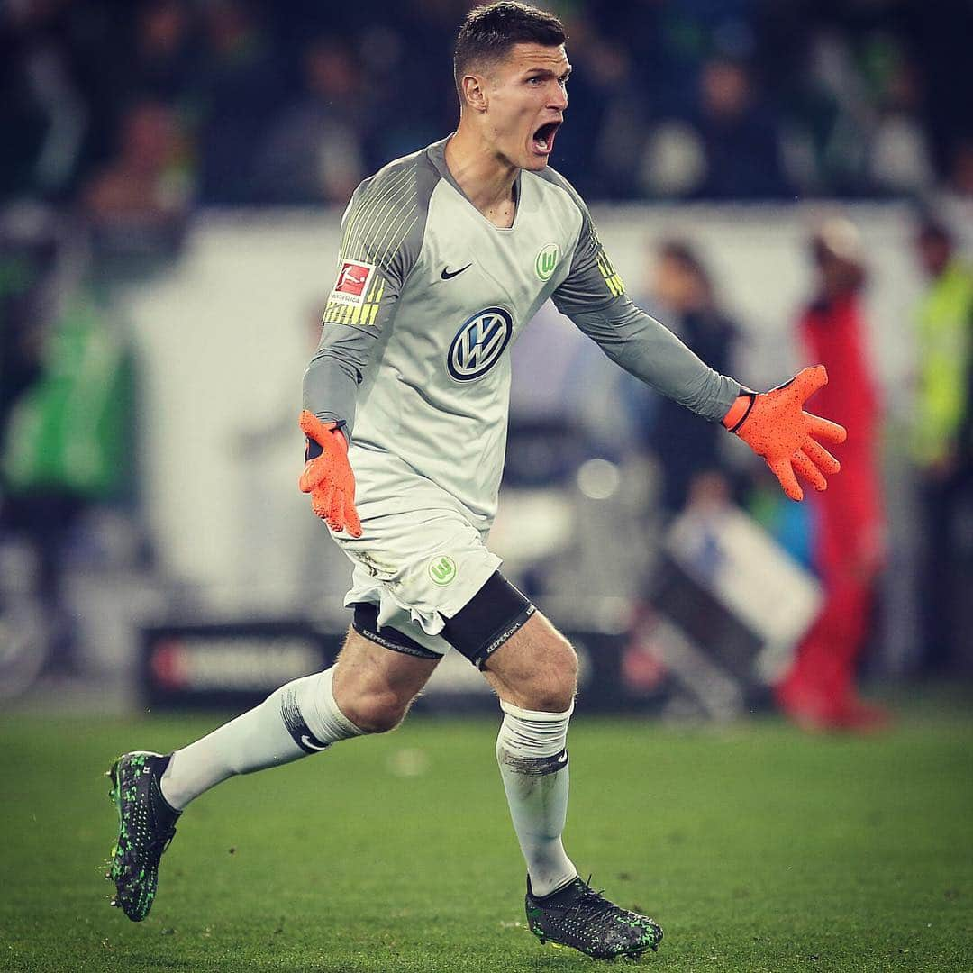 VfLヴォルフスブルクさんのインスタグラム写真 - (VfLヴォルフスブルクInstagram)「Morgen wollen wir dich wieder so feiern sehen, Pavo! 🙌 #vflwolfsburg #arbeitfussballleidenschaft #bundesliga #immernurdu #saturday #wölfe #wolves #pervan」4月27日 19時40分 - vfl.wolfsburg