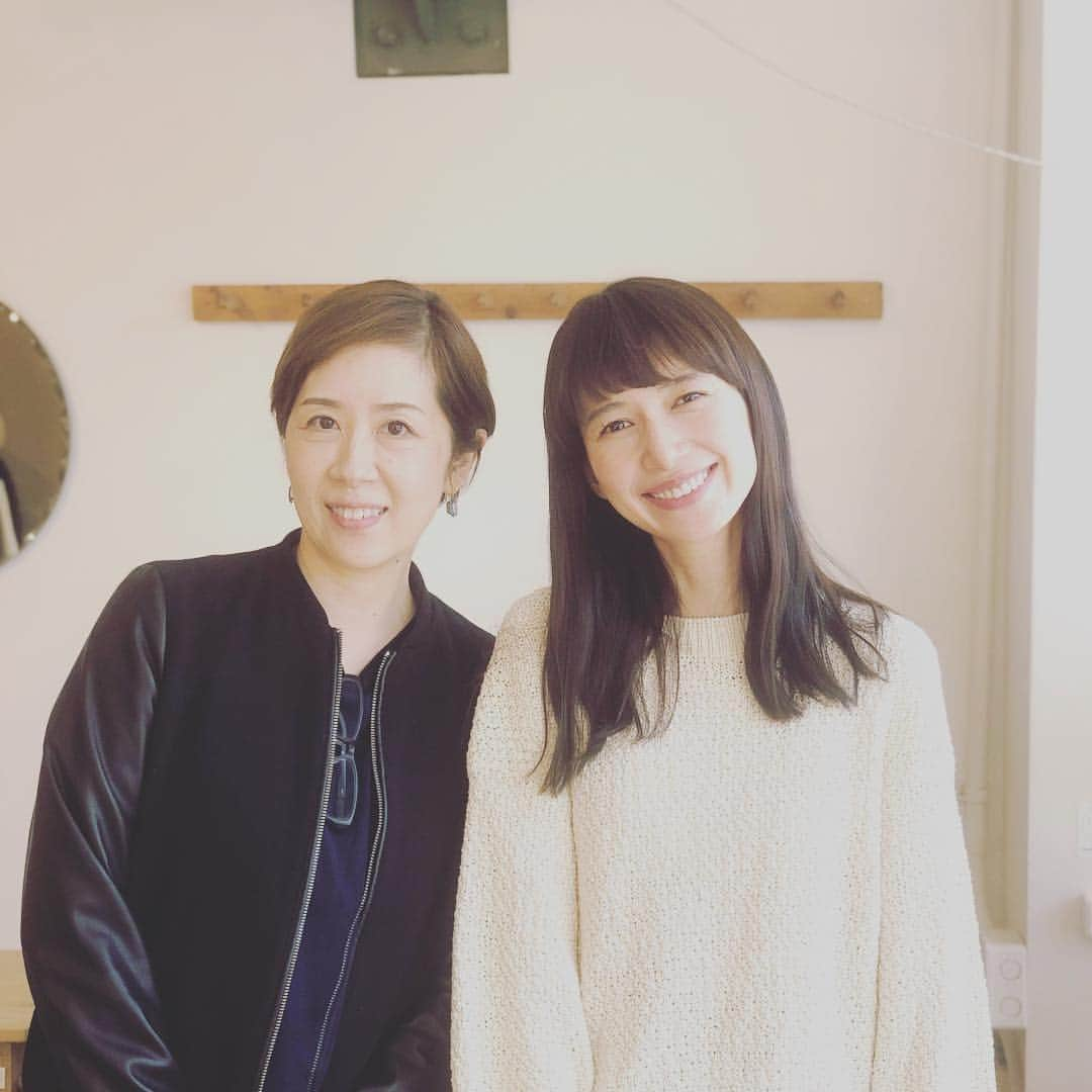 リンネルさんのインスタグラム写真 - (リンネルInstagram)「ついに、ゴールデンウィークが始まりましたね〜令和ももう目前…みなさま、もう予定は決まっていますか？？ ・ 時間がたっぷりあるから、何か資格を取得したり新しい勉強をしてみたいな〜なんて考えを巡らせている方もいるのでは？！ ・ 発売したばかりのリンネル6月号では、 今の暮らしに広がりをもたらす “学び”特集を掲載しています^ ^ ・ モデルのkazumiちゃんが体験したオートクチュール刺繍アクセサリーディプロマ講座も たくさんの夢が広がりそうなレッスンでした(^^)誌面で載せきれなかった体験の様子をちらりとお見せします！ ・ オートクチュール刺繍とは、パリなどのオートクチュールコレクション に登場するドレスに使われている伝統刺繍のことですが、 その技法で小さなブローチやピアスを作ってもとってもかわいいんです✨ kazumiちゃんが体験したのは、初心者でも習得しやすい、ぬい針でアクセサリーを作る講座です。 講師のジュネ先生に手ほどきを受けながら、興味津々の様子でした！ レッスンで作ったかわいいブローチを、ふだんのおしゃれに取り入れられるのも作る楽しみがあります🤗 ・ 受講後はディプロマも取得できるので、 「自分の作品を友達にあげたり、販売したり、お教室を開いたり…いろんな妄想が広がる講座ですねっっ」 とkazumiちゃんもワクワクしていました！ ・ 習った技術で自分好みのものも作れるようになります🤗 kazumiちゃんも自分がデザインしたピアスが出来上がって大喜びでした*\(^o^)/* その様子や、オートクチュール刺繍アクセサリーディプロマ講座の詳細は、リンネル誌面をぜひチェックしてみてください〜〜 ・ #オートクチュール刺繍 #ハンドメイドアクセサリー #楽習フォーラム #リンネル #資格取得 #ディプロマ #刺繍 #アクセサリー教室」4月27日 19時42分 - liniere_tkj