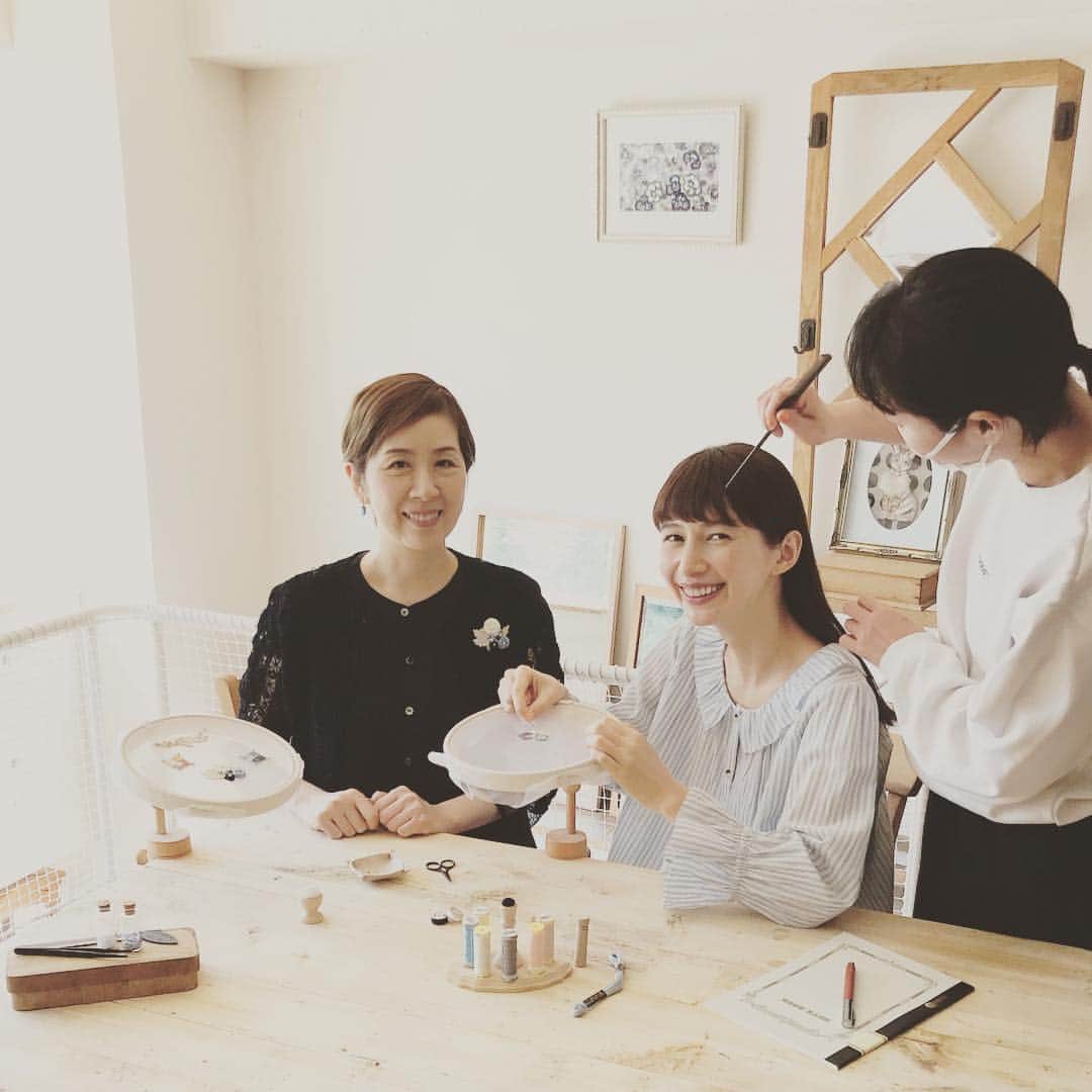 のインスタグラム：「ついに、ゴールデンウィークが始まりましたね〜令和ももう目前…みなさま、もう予定は決まっていますか？？ ・ 時間がたっぷりあるから、何か資格を取得したり新しい勉強をしてみたいな〜なんて考えを巡らせている方もいるのでは？！ ・ 発売したばかりのリンネル6月号では、 今の暮らしに広がりをもたらす “学び”特集を掲載しています^ ^ ・ モデルのkazumiちゃんが体験したオートクチュール刺繍アクセサリーディプロマ講座も たくさんの夢が広がりそうなレッスンでした(^^)誌面で載せきれなかった体験の様子をちらりとお見せします！ ・ オートクチュール刺繍とは、パリなどのオートクチュールコレクション に登場するドレスに使われている伝統刺繍のことですが、 その技法で小さなブローチやピアスを作ってもとってもかわいいんです✨ kazumiちゃんが体験したのは、初心者でも習得しやすい、ぬい針でアクセサリーを作る講座です。 講師のジュネ先生に手ほどきを受けながら、興味津々の様子でした！ レッスンで作ったかわいいブローチを、ふだんのおしゃれに取り入れられるのも作る楽しみがあります🤗 ・ 受講後はディプロマも取得できるので、 「自分の作品を友達にあげたり、販売したり、お教室を開いたり…いろんな妄想が広がる講座ですねっっ」 とkazumiちゃんもワクワクしていました！ ・ 習った技術で自分好みのものも作れるようになります🤗 kazumiちゃんも自分がデザインしたピアスが出来上がって大喜びでした*\(^o^)/* その様子や、オートクチュール刺繍アクセサリーディプロマ講座の詳細は、リンネル誌面をぜひチェックしてみてください〜〜 ・ #オートクチュール刺繍 #ハンドメイドアクセサリー #楽習フォーラム #リンネル #資格取得 #ディプロマ #刺繍 #アクセサリー教室」