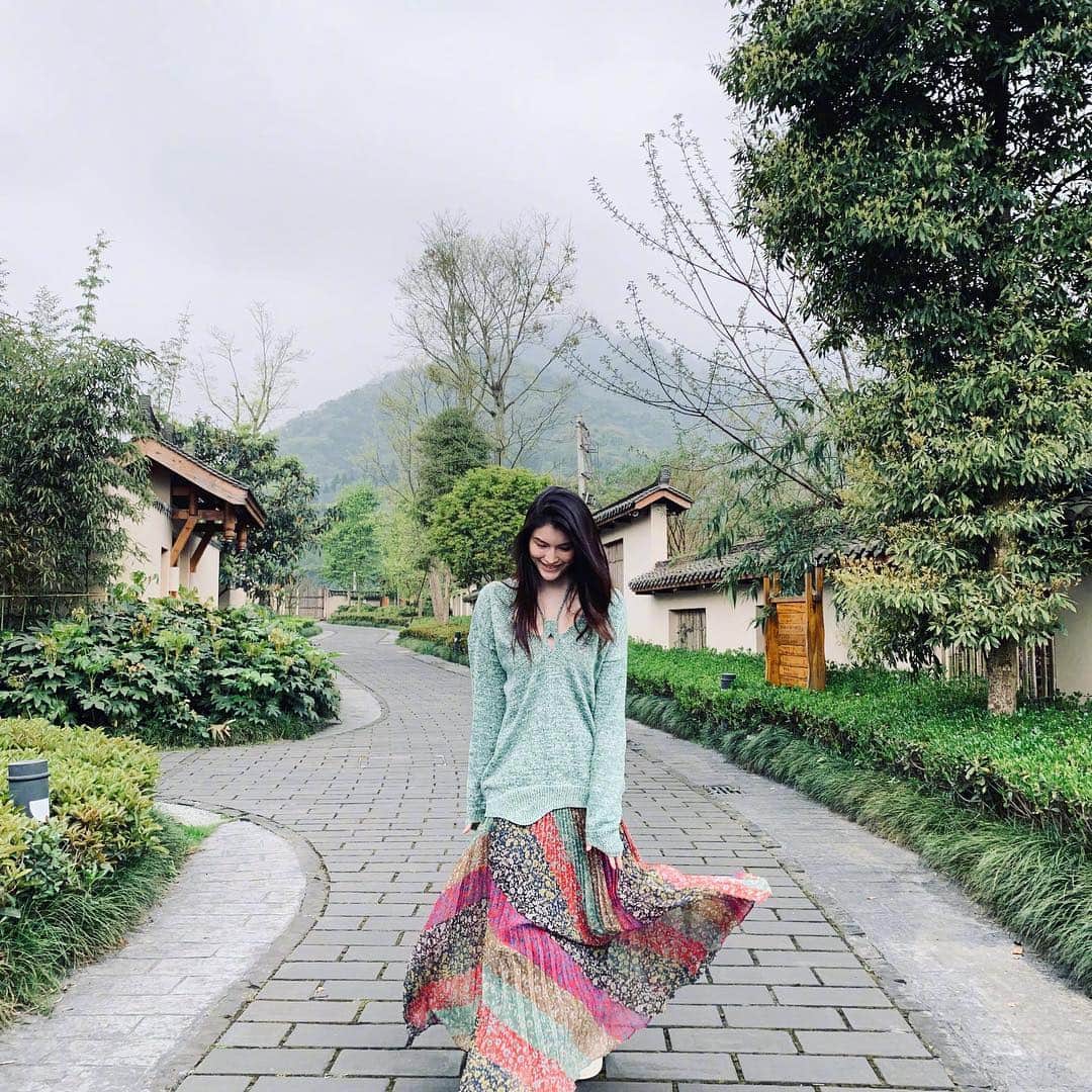 スイ・ヒーのインスタグラム：「💚Nature lover🍀 #spring  #chengdu  #sixsenses」