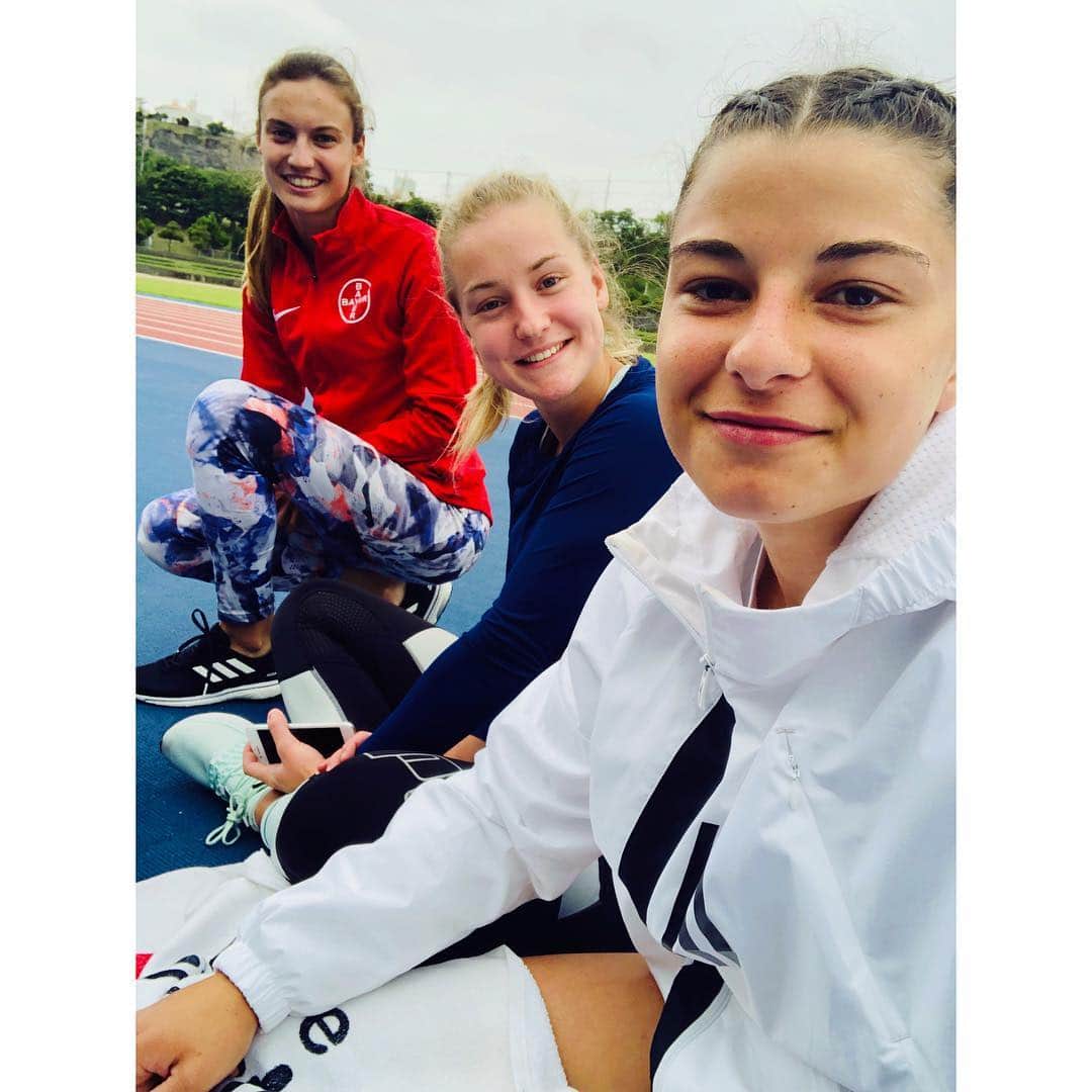 Sophia JUNKのインスタグラム：「We are happy👭💕. Die anstrengende Trainingswoche ist geschafft✔️. Nun ist etwas Zeit für Regeneration und Freizeit. #training #trainingmotivation #trainingscamp #japan #roadtoyokohama #girls #trackandfield #puma #pumaathlete」