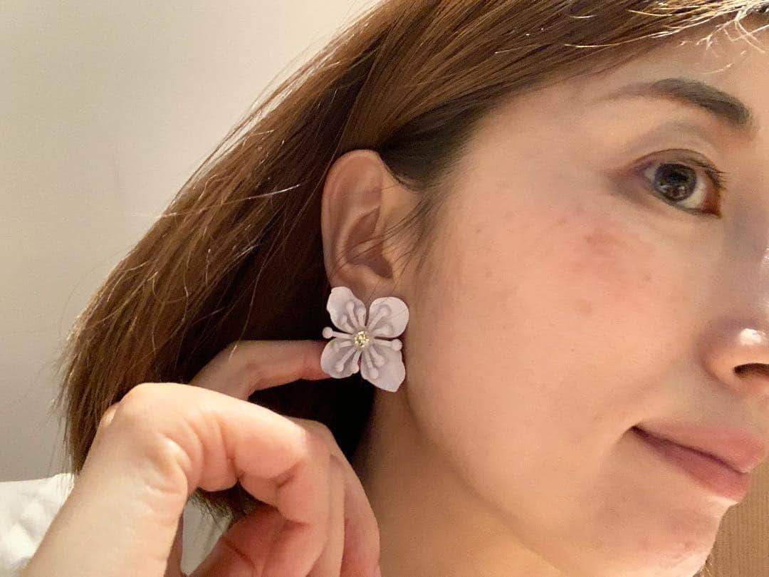 のインスタグラム：「こう見えて、新しいことを踏み出す時は、どんなに準備を積んでも不安で寝付けなかったり。。 そんなことが続いた2週間。。 ・ ・ ・ 顔まわりにピカっと明るく照らしてくれる大きめピアスで勇気付け✨ ピアスのチカラって結構偉大です^_^ 解放された今朝は…10時間くらい寝たよね😆 平和なGW初日🕊🕊 ・ ・ #ピアス #アクセサリー #勇気付け #fashion #GW #はじめの一歩 #ノーファンデ  #white #ツヤ肌 #A型 #A型に失礼なA型 #すみません笑笑」