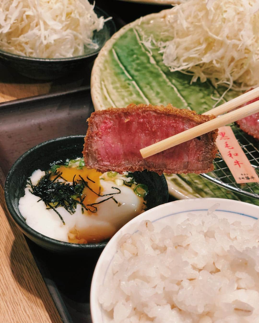 原田沙奈子さんのインスタグラム写真 - (原田沙奈子Instagram)「美味しいお肉食べたから速攻で元気になった。 （絶賛空腹中の方、ごめんなさい🙏笑） 今まで知らなかったはじめての牛カツ。 美味しくてビックリしたー😳なんで今まで知らなかったんだろって後悔。 ここは日本＆世界1の牛カツ専門店「牛カツ京都勝牛」。 すべてこだわりの一枚肉を使っているからミディアムレアで提供できる唯一のお店。 新メニュー「選べる牛カツ」は5つのお肉の部位から選べてタレや薬味も5種あっていろんな組み合わせが楽しめる。←タンのカツって珍しい これは万国共通みんな好きな味だー♡ GYUKATSUと呼ばれ外国の方にも人気なのがわかる。 わたしはサクサクでジューシーな牛カツにワサビ乗せて山椒塩つけるのが1番かなぁ🤔 白ダシに京玉や和風カレーはご飯との相性も抜群だった。 いろんな食べ方ができるので得しちゃった。 @kyoto_katsugyu_gyukatsu  #選べる牛カツ#京都勝牛#勝牛#GYUKATSU#牛カツは勝牛派#pr」4月27日 19時51分 - sanakoharada