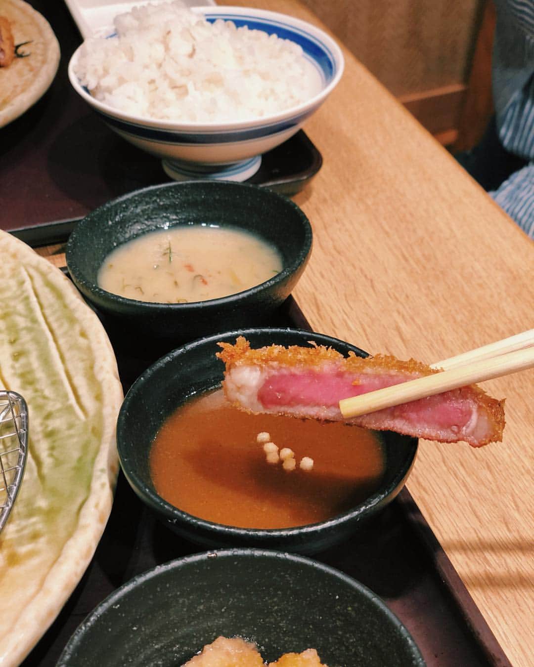 原田沙奈子さんのインスタグラム写真 - (原田沙奈子Instagram)「美味しいお肉食べたから速攻で元気になった。 （絶賛空腹中の方、ごめんなさい🙏笑） 今まで知らなかったはじめての牛カツ。 美味しくてビックリしたー😳なんで今まで知らなかったんだろって後悔。 ここは日本＆世界1の牛カツ専門店「牛カツ京都勝牛」。 すべてこだわりの一枚肉を使っているからミディアムレアで提供できる唯一のお店。 新メニュー「選べる牛カツ」は5つのお肉の部位から選べてタレや薬味も5種あっていろんな組み合わせが楽しめる。←タンのカツって珍しい これは万国共通みんな好きな味だー♡ GYUKATSUと呼ばれ外国の方にも人気なのがわかる。 わたしはサクサクでジューシーな牛カツにワサビ乗せて山椒塩つけるのが1番かなぁ🤔 白ダシに京玉や和風カレーはご飯との相性も抜群だった。 いろんな食べ方ができるので得しちゃった。 @kyoto_katsugyu_gyukatsu  #選べる牛カツ#京都勝牛#勝牛#GYUKATSU#牛カツは勝牛派#pr」4月27日 19時51分 - sanakoharada