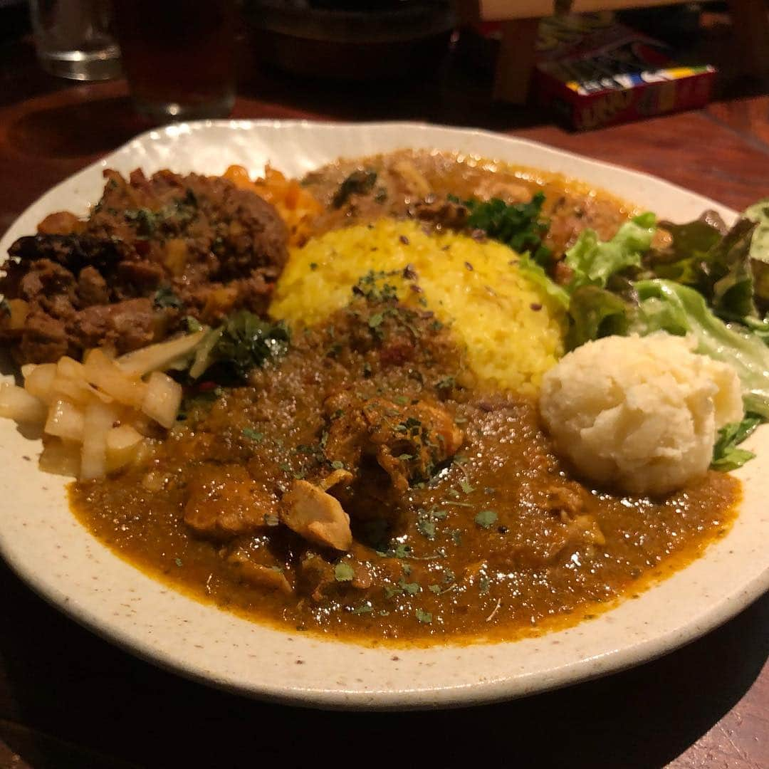 vo_coさんのインスタグラム写真 - (vo_coInstagram)「🍛 GWのカレー活動 夜はバーで、ランチタイムのみ提供のカレー屋さん 平日だと中々行けないとこを攻めてきました スパイシーチキンと、羊のキーマというレギュラーに、限定メニューのゴロゴロ豚ざんまいカレーを追加した三種合盛り つけ合わせも丁寧に作られてるしスパイスの使い方も絶妙で、三種それぞれがとても美味しかった！片手間でやってて出せるようなものではない奥深さのあるカレーでした！ 赤子同伴でも嫌な顔一つせずに受け入れていただいてありがたかったです これは通ってしまいそう… #curry #カレー #間借り営業かと思ったら二毛作だった 夜は #バーロクネコ #PurryCurry #vocoカレー遍歴」4月28日 1時24分 - vo_co