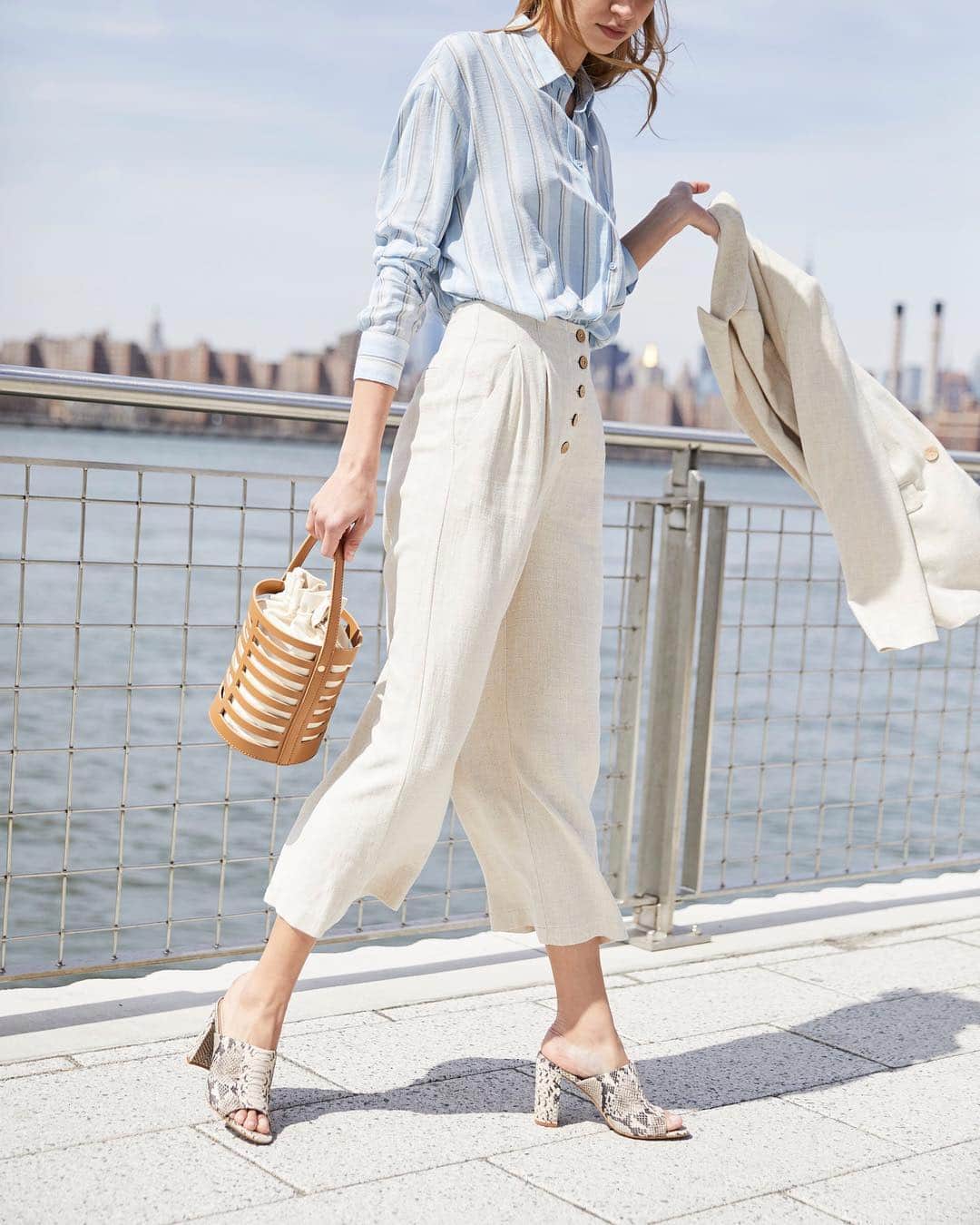 Nordstromさんのインスタグラム写真 - (NordstromInstagram)「Easy as 1, 2, 3👏 Swipe to see how this easy-does-it ensemble came together to top off your spring wardrobe.」4月28日 1時23分 - nordstrom
