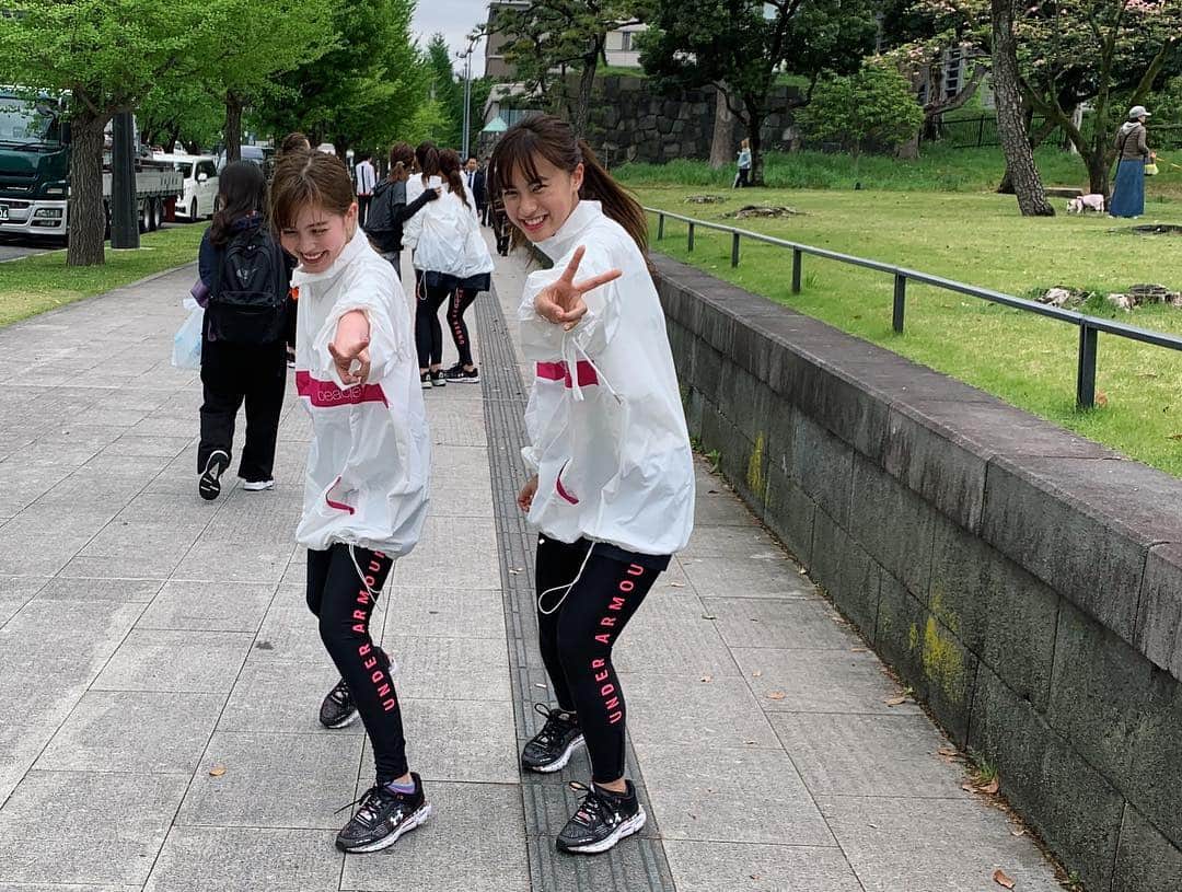 玖瑠実さんのインスタグラム写真 - (玖瑠実Instagram)「TGRのメンバーになって初めての練習会でした🏃‍♀️ 今日は憧れの皇居ラン。 ずっと走ってみたかった所でやるまではできるかな？と不安もあったけど、走ったら清々しい達成感でいっぱい🥺🙏 そして今日はアドバイザーの安田美沙子さんに沢山アドバイスをもらいながら走りました！💕 仲間と走るのも楽しくて 次の練習会も楽しみになりました！ 走るの久しぶりになってしまったけど、やっぱりスッキリするし楽しいな😊  #TGR #tokyogirlsrun #beachme #slenda #相模屋」4月27日 19時58分 - kurumi_0125_