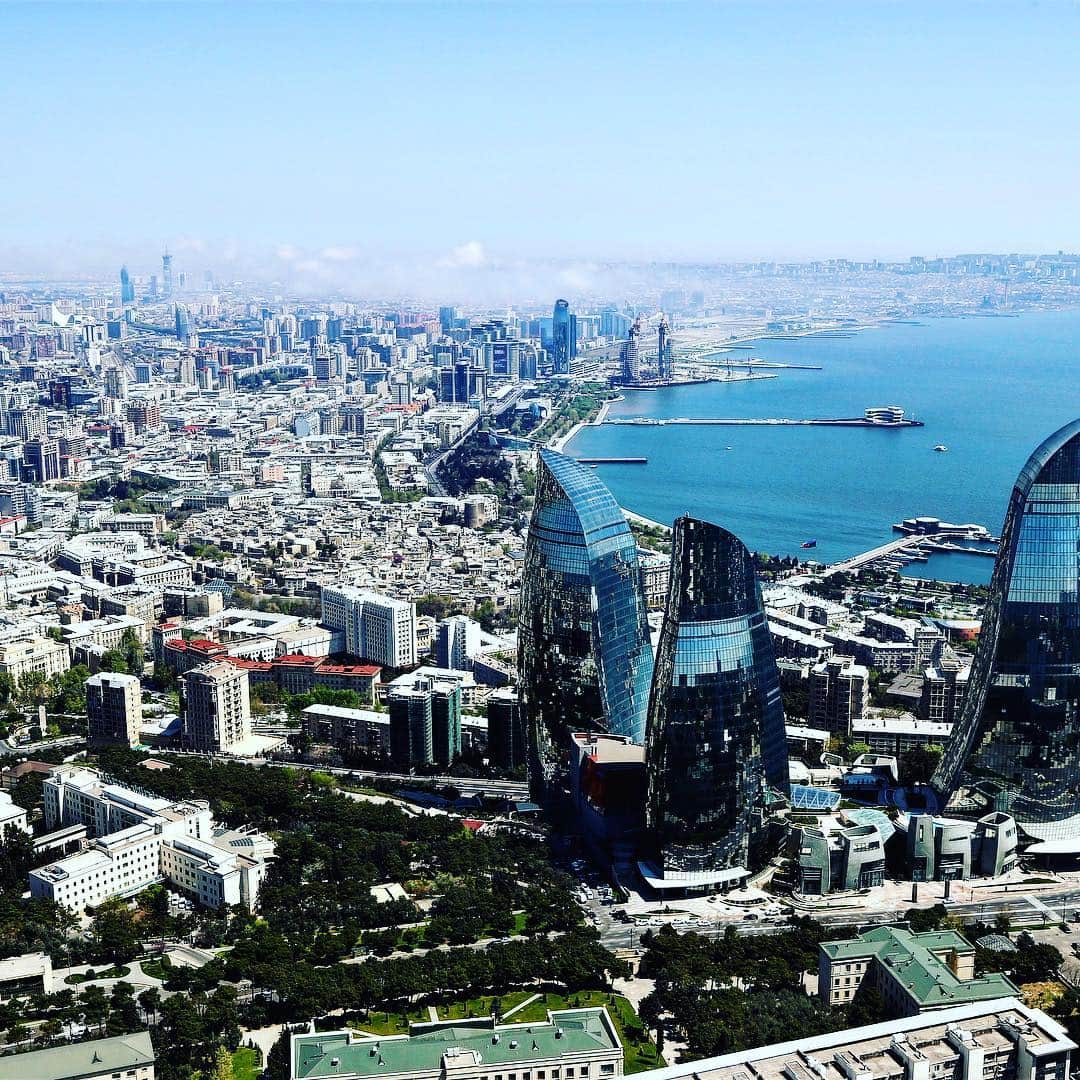 F1さんのインスタグラム写真 - (F1Instagram)「Quick helicopter ride over stunning Baku this morning 👀🚁📸🇦🇿 .  #F1 #Formula1 #AzerbaijanGP #Baku #BakuCityCircuit #InstaSport #Helicopter @bakucitycircuit」4月27日 19時59分 - f1