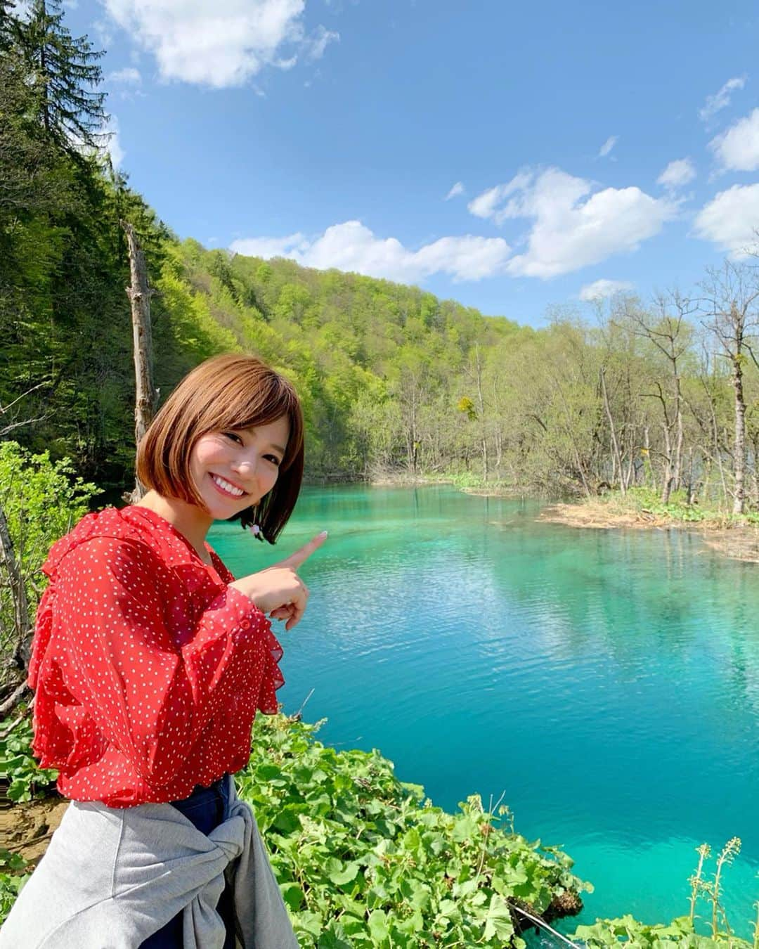 石井里奈さんのインスタグラム写真 - (石井里奈Instagram)「こんばんは😘✨ . GWの旅行先は...ゆきちゃんとクロアチアとパリに女子旅へ🛩✨ ザグレブ→ドゥブロヴニク→パリを周遊します🙋‍♀️❤️🌎 . 世界遺産に触れて、リゾート満喫して、お買い物して、美味しいものを食べる旅😆❤️笑 ツアーではなく自分たちで自力でプラン立てしてるので、バスに乗ったり、予約したりすることでも小さな達成感を味わってます🤣笑 . そんな第一投稿目は、ザグレブに行ったら絶対に行きたかった場所🌿✨プリトヴィッツェ湖群国立公園😊❣️ . ユネスコ世界自然遺産に登録されてるだけあって、本当に綺麗なエメラルドグリーンの湖に感動🤣😭❤️ . 気づいたら4時間歩いてました🚶‍♂️笑 . 滝の音を聞きながら自然の空気をたくさんすって、かなり癒されるパワースポット🙆‍♀️🌿✨またクロアチアにきたら行きたい場所の一つになりました✌️❣️ . このGWはたくさん写真お送りします🙋‍♀️ . #クロアチア #croatia #ヨーロッパ #europe #クロアチア旅行 #プリトヴィッツェ湖群国立公園 #zagreb #nacionalniparkplitvičkajezera #plitvickajezera #ザグレブ #worldheritage #世界遺産 #世界自然遺産 #nature #自然 #lake #湖 #park #公園 #gw #ゴールデンウィーク #女子旅 #クロアチア観光 #クロアチア旅行 #海外旅行 #旅行 #絶景 #view #ドゥブロヴニク」4月27日 20時03分 - ri7tin1025