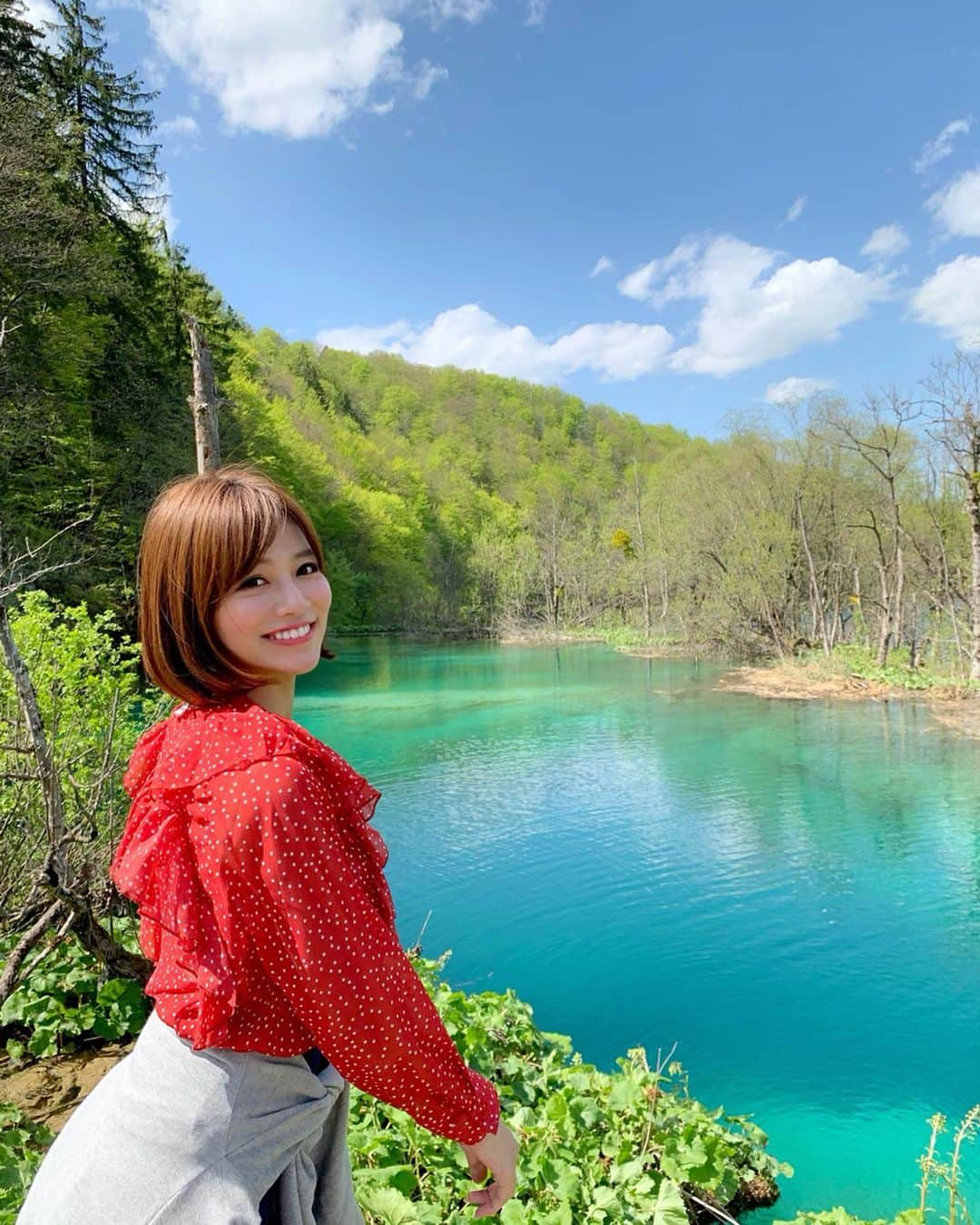 石井里奈さんのインスタグラム写真 - (石井里奈Instagram)「こんばんは😘✨ . GWの旅行先は...ゆきちゃんとクロアチアとパリに女子旅へ🛩✨ ザグレブ→ドゥブロヴニク→パリを周遊します🙋‍♀️❤️🌎 . 世界遺産に触れて、リゾート満喫して、お買い物して、美味しいものを食べる旅😆❤️笑 ツアーではなく自分たちで自力でプラン立てしてるので、バスに乗ったり、予約したりすることでも小さな達成感を味わってます🤣笑 . そんな第一投稿目は、ザグレブに行ったら絶対に行きたかった場所🌿✨プリトヴィッツェ湖群国立公園😊❣️ . ユネスコ世界自然遺産に登録されてるだけあって、本当に綺麗なエメラルドグリーンの湖に感動🤣😭❤️ . 気づいたら4時間歩いてました🚶‍♂️笑 . 滝の音を聞きながら自然の空気をたくさんすって、かなり癒されるパワースポット🙆‍♀️🌿✨またクロアチアにきたら行きたい場所の一つになりました✌️❣️ . このGWはたくさん写真お送りします🙋‍♀️ . #クロアチア #croatia #ヨーロッパ #europe #クロアチア旅行 #プリトヴィッツェ湖群国立公園 #zagreb #nacionalniparkplitvičkajezera #plitvickajezera #ザグレブ #worldheritage #世界遺産 #世界自然遺産 #nature #自然 #lake #湖 #park #公園 #gw #ゴールデンウィーク #女子旅 #クロアチア観光 #クロアチア旅行 #海外旅行 #旅行 #絶景 #view #ドゥブロヴニク」4月27日 20時03分 - ri7tin1025