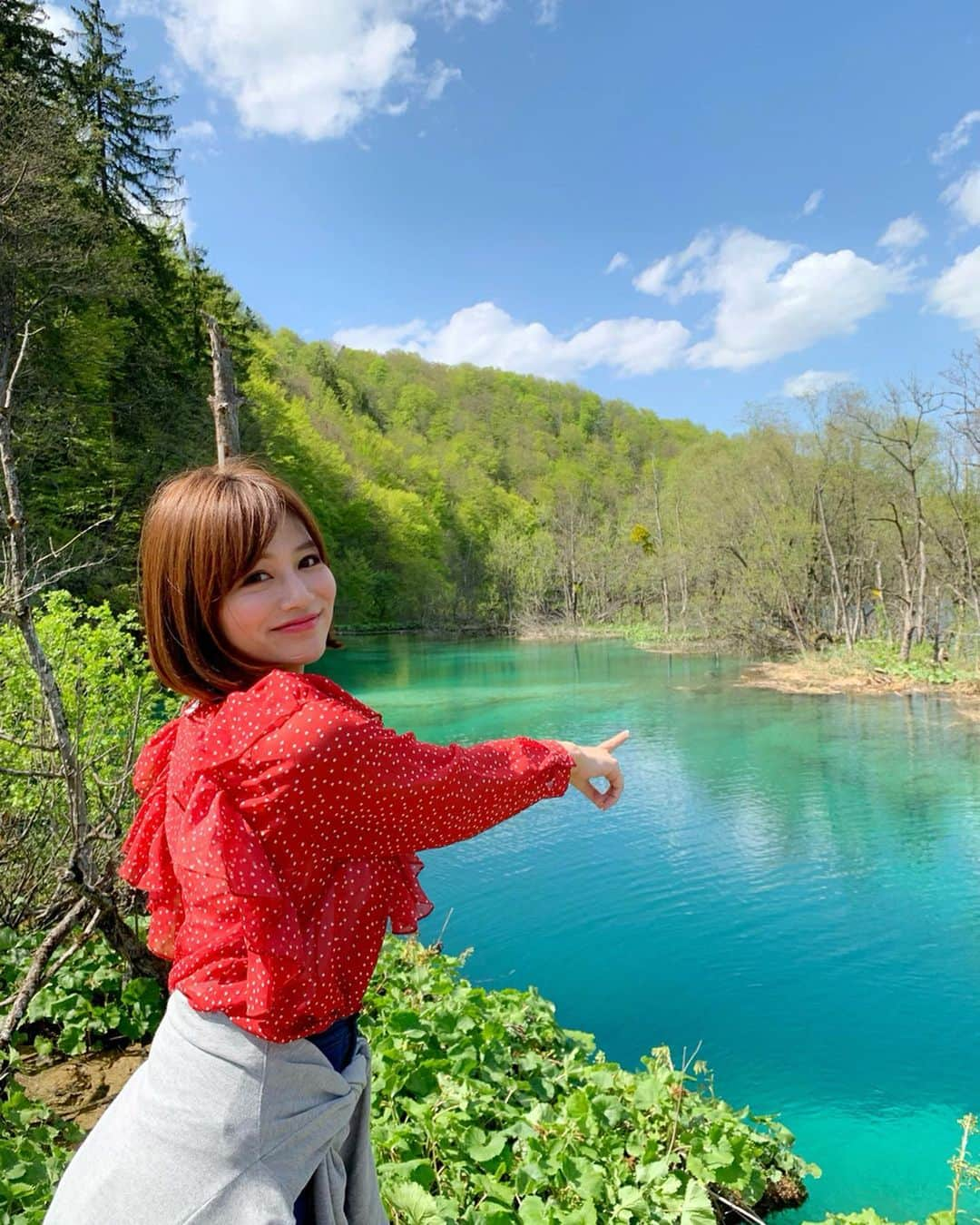 石井里奈さんのインスタグラム写真 - (石井里奈Instagram)「こんばんは😘✨ . GWの旅行先は...ゆきちゃんとクロアチアとパリに女子旅へ🛩✨ ザグレブ→ドゥブロヴニク→パリを周遊します🙋‍♀️❤️🌎 . 世界遺産に触れて、リゾート満喫して、お買い物して、美味しいものを食べる旅😆❤️笑 ツアーではなく自分たちで自力でプラン立てしてるので、バスに乗ったり、予約したりすることでも小さな達成感を味わってます🤣笑 . そんな第一投稿目は、ザグレブに行ったら絶対に行きたかった場所🌿✨プリトヴィッツェ湖群国立公園😊❣️ . ユネスコ世界自然遺産に登録されてるだけあって、本当に綺麗なエメラルドグリーンの湖に感動🤣😭❤️ . 気づいたら4時間歩いてました🚶‍♂️笑 . 滝の音を聞きながら自然の空気をたくさんすって、かなり癒されるパワースポット🙆‍♀️🌿✨またクロアチアにきたら行きたい場所の一つになりました✌️❣️ . このGWはたくさん写真お送りします🙋‍♀️ . #クロアチア #croatia #ヨーロッパ #europe #クロアチア旅行 #プリトヴィッツェ湖群国立公園 #zagreb #nacionalniparkplitvičkajezera #plitvickajezera #ザグレブ #worldheritage #世界遺産 #世界自然遺産 #nature #自然 #lake #湖 #park #公園 #gw #ゴールデンウィーク #女子旅 #クロアチア観光 #クロアチア旅行 #海外旅行 #旅行 #絶景 #view #ドゥブロヴニク」4月27日 20時03分 - ri7tin1025