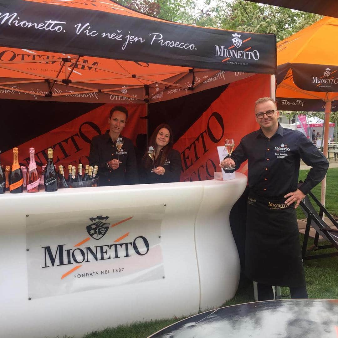 Mionetto Prosecco ČRさんのインスタグラム写真 - (Mionetto Prosecco ČRInstagram)「Přijďte si s námi přiťuknout na Prosecco&Food Festival do Žlutých lázní! 🥂 Těší se na Vás celý Mionetto tým včetně ambasadora Petra Maška.👌🏻🍾 Budeme tu pro Vás až do zítřejších 20:00. 😊 #mionetto #mionettoprosecco #prosecco #proseccoandfoodfestival #zlutelazne #festival #proseccofestival #spring #fun #chill #drink #celebration #relax #weekend #proseccotime」4月27日 20時04分 - mionetto_cz