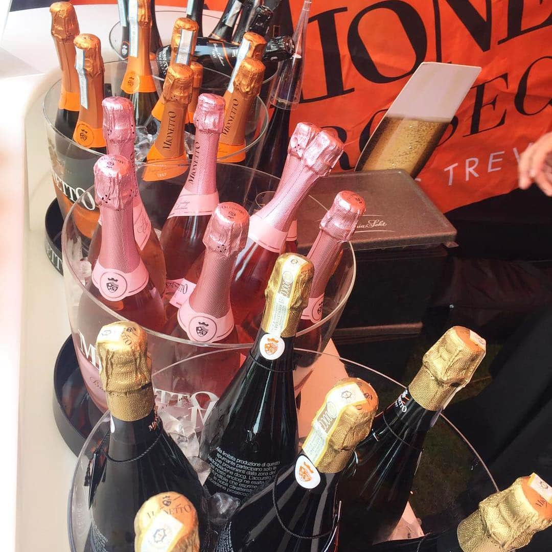 Mionetto Prosecco ČRさんのインスタグラム写真 - (Mionetto Prosecco ČRInstagram)「Přijďte si s námi přiťuknout na Prosecco&Food Festival do Žlutých lázní! 🥂 Těší se na Vás celý Mionetto tým včetně ambasadora Petra Maška.👌🏻🍾 Budeme tu pro Vás až do zítřejších 20:00. 😊 #mionetto #mionettoprosecco #prosecco #proseccoandfoodfestival #zlutelazne #festival #proseccofestival #spring #fun #chill #drink #celebration #relax #weekend #proseccotime」4月27日 20時04分 - mionetto_cz