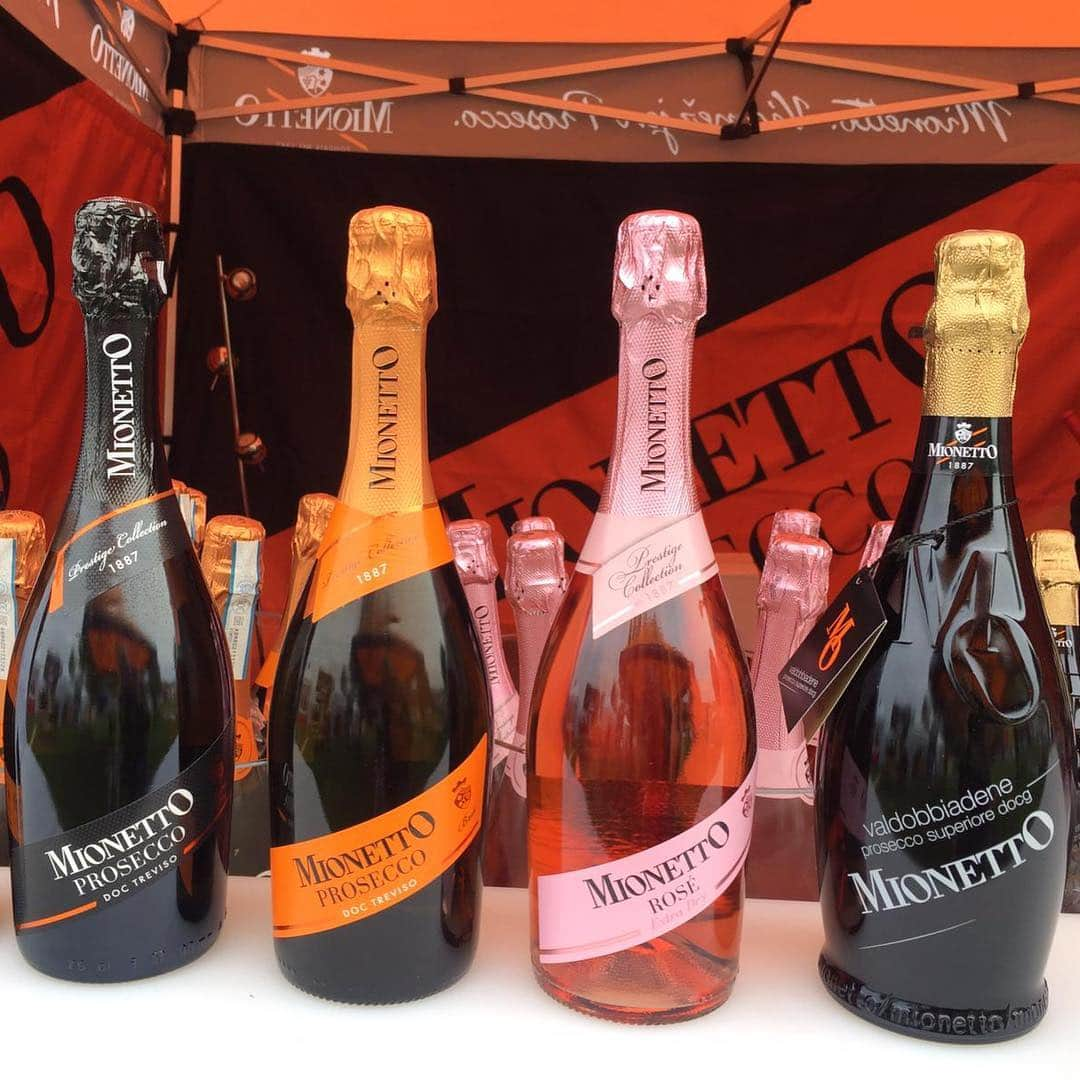 Mionetto Prosecco ČRさんのインスタグラム写真 - (Mionetto Prosecco ČRInstagram)「Přijďte si s námi přiťuknout na Prosecco&Food Festival do Žlutých lázní! 🥂 Těší se na Vás celý Mionetto tým včetně ambasadora Petra Maška.👌🏻🍾 Budeme tu pro Vás až do zítřejších 20:00. 😊 #mionetto #mionettoprosecco #prosecco #proseccoandfoodfestival #zlutelazne #festival #proseccofestival #spring #fun #chill #drink #celebration #relax #weekend #proseccotime」4月27日 20時04分 - mionetto_cz