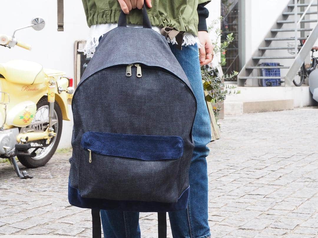 B JIRUSHI YOSHIDAさんのインスタグラム写真 - (B JIRUSHI YOSHIDAInstagram)「【REARRAIVAL】 〈PORTER × B印 YOSHIDA〉 “PALACE DAYPACK” ・ キャンバス・デニム素材にスエードのコンビネーション、そして背面素材にメッシュを用いたハイブリッドなデザインのデイパックが再入荷しました。 ・ 背面をメッシュにする事により、デイパックの弱点であるムレを解消、長時間の着用でもストレスを感じさせません。 ・ ストラップ部分には厚めのウレタンバットを使用し、重い荷物を収納して背負った時でも肩や上半身に掛かる負担を軽減してくれます。 ・ 底面とフロントポケットに配されたスエードレザーは強度を高めるとともに高級感も演出。 ・ COLOR:INDIGO,BLACK,CAMEL ¥21,000+TAX  #bjirushiyoshida #B印YOSHIDA #代官山 #daikanyama #TOKYO #BEAMS #ビームス #yoshidakaban #吉田カバン #ポーター  #porter #비지루시요시다 #도쿄 #다이칸야마 #빔스 #빔즈 #포터 #데일리룩 #백팩」4月27日 20時08分 - bjirushiyoshida