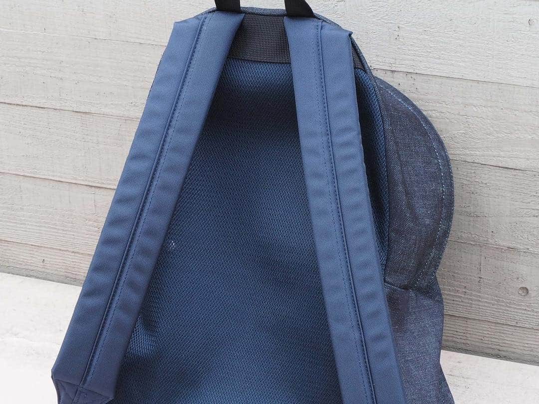 B JIRUSHI YOSHIDAさんのインスタグラム写真 - (B JIRUSHI YOSHIDAInstagram)「【REARRAIVAL】 〈PORTER × B印 YOSHIDA〉 “PALACE DAYPACK” ・ キャンバス・デニム素材にスエードのコンビネーション、そして背面素材にメッシュを用いたハイブリッドなデザインのデイパックが再入荷しました。 ・ 背面をメッシュにする事により、デイパックの弱点であるムレを解消、長時間の着用でもストレスを感じさせません。 ・ ストラップ部分には厚めのウレタンバットを使用し、重い荷物を収納して背負った時でも肩や上半身に掛かる負担を軽減してくれます。 ・ 底面とフロントポケットに配されたスエードレザーは強度を高めるとともに高級感も演出。 ・ COLOR:INDIGO,BLACK,CAMEL ¥21,000+TAX  #bjirushiyoshida #B印YOSHIDA #代官山 #daikanyama #TOKYO #BEAMS #ビームス #yoshidakaban #吉田カバン #ポーター  #porter #비지루시요시다 #도쿄 #다이칸야마 #빔스 #빔즈 #포터 #데일리룩 #백팩」4月27日 20時08分 - bjirushiyoshida