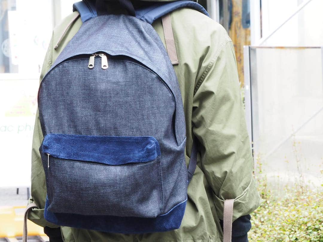 B JIRUSHI YOSHIDAさんのインスタグラム写真 - (B JIRUSHI YOSHIDAInstagram)「【REARRAIVAL】 〈PORTER × B印 YOSHIDA〉 “PALACE DAYPACK” ・ キャンバス・デニム素材にスエードのコンビネーション、そして背面素材にメッシュを用いたハイブリッドなデザインのデイパックが再入荷しました。 ・ 背面をメッシュにする事により、デイパックの弱点であるムレを解消、長時間の着用でもストレスを感じさせません。 ・ ストラップ部分には厚めのウレタンバットを使用し、重い荷物を収納して背負った時でも肩や上半身に掛かる負担を軽減してくれます。 ・ 底面とフロントポケットに配されたスエードレザーは強度を高めるとともに高級感も演出。 ・ COLOR:INDIGO,BLACK,CAMEL ¥21,000+TAX  #bjirushiyoshida #B印YOSHIDA #代官山 #daikanyama #TOKYO #BEAMS #ビームス #yoshidakaban #吉田カバン #ポーター  #porter #비지루시요시다 #도쿄 #다이칸야마 #빔스 #빔즈 #포터 #데일리룩 #백팩」4月27日 20時08分 - bjirushiyoshida