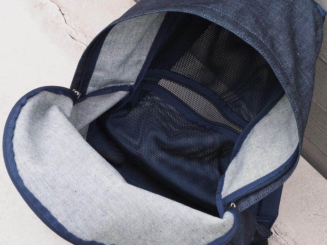 B JIRUSHI YOSHIDAさんのインスタグラム写真 - (B JIRUSHI YOSHIDAInstagram)「【REARRAIVAL】 〈PORTER × B印 YOSHIDA〉 “PALACE DAYPACK” ・ キャンバス・デニム素材にスエードのコンビネーション、そして背面素材にメッシュを用いたハイブリッドなデザインのデイパックが再入荷しました。 ・ 背面をメッシュにする事により、デイパックの弱点であるムレを解消、長時間の着用でもストレスを感じさせません。 ・ ストラップ部分には厚めのウレタンバットを使用し、重い荷物を収納して背負った時でも肩や上半身に掛かる負担を軽減してくれます。 ・ 底面とフロントポケットに配されたスエードレザーは強度を高めるとともに高級感も演出。 ・ COLOR:INDIGO,BLACK,CAMEL ¥21,000+TAX  #bjirushiyoshida #B印YOSHIDA #代官山 #daikanyama #TOKYO #BEAMS #ビームス #yoshidakaban #吉田カバン #ポーター  #porter #비지루시요시다 #도쿄 #다이칸야마 #빔스 #빔즈 #포터 #데일리룩 #백팩」4月27日 20時08分 - bjirushiyoshida