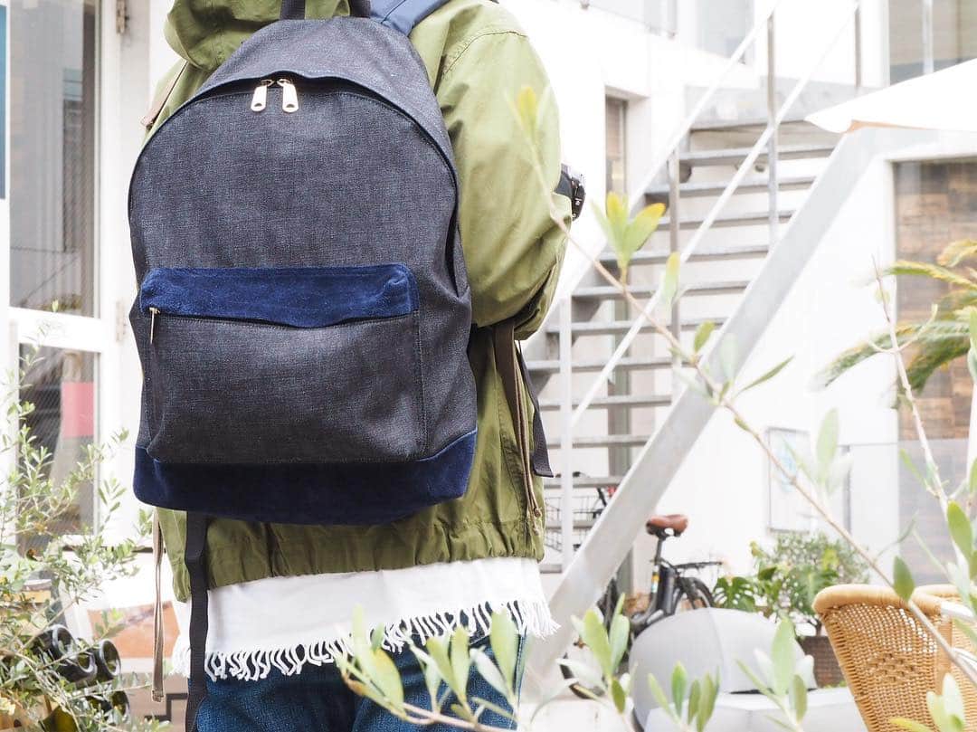 B JIRUSHI YOSHIDAさんのインスタグラム写真 - (B JIRUSHI YOSHIDAInstagram)「【REARRAIVAL】 〈PORTER × B印 YOSHIDA〉 “PALACE DAYPACK” ・ キャンバス・デニム素材にスエードのコンビネーション、そして背面素材にメッシュを用いたハイブリッドなデザインのデイパックが再入荷しました。 ・ 背面をメッシュにする事により、デイパックの弱点であるムレを解消、長時間の着用でもストレスを感じさせません。 ・ ストラップ部分には厚めのウレタンバットを使用し、重い荷物を収納して背負った時でも肩や上半身に掛かる負担を軽減してくれます。 ・ 底面とフロントポケットに配されたスエードレザーは強度を高めるとともに高級感も演出。 ・ COLOR:INDIGO,BLACK,CAMEL ¥21,000+TAX  #bjirushiyoshida #B印YOSHIDA #代官山 #daikanyama #TOKYO #BEAMS #ビームス #yoshidakaban #吉田カバン #ポーター  #porter #비지루시요시다 #도쿄 #다이칸야마 #빔스 #빔즈 #포터 #데일리룩 #백팩」4月27日 20時08分 - bjirushiyoshida