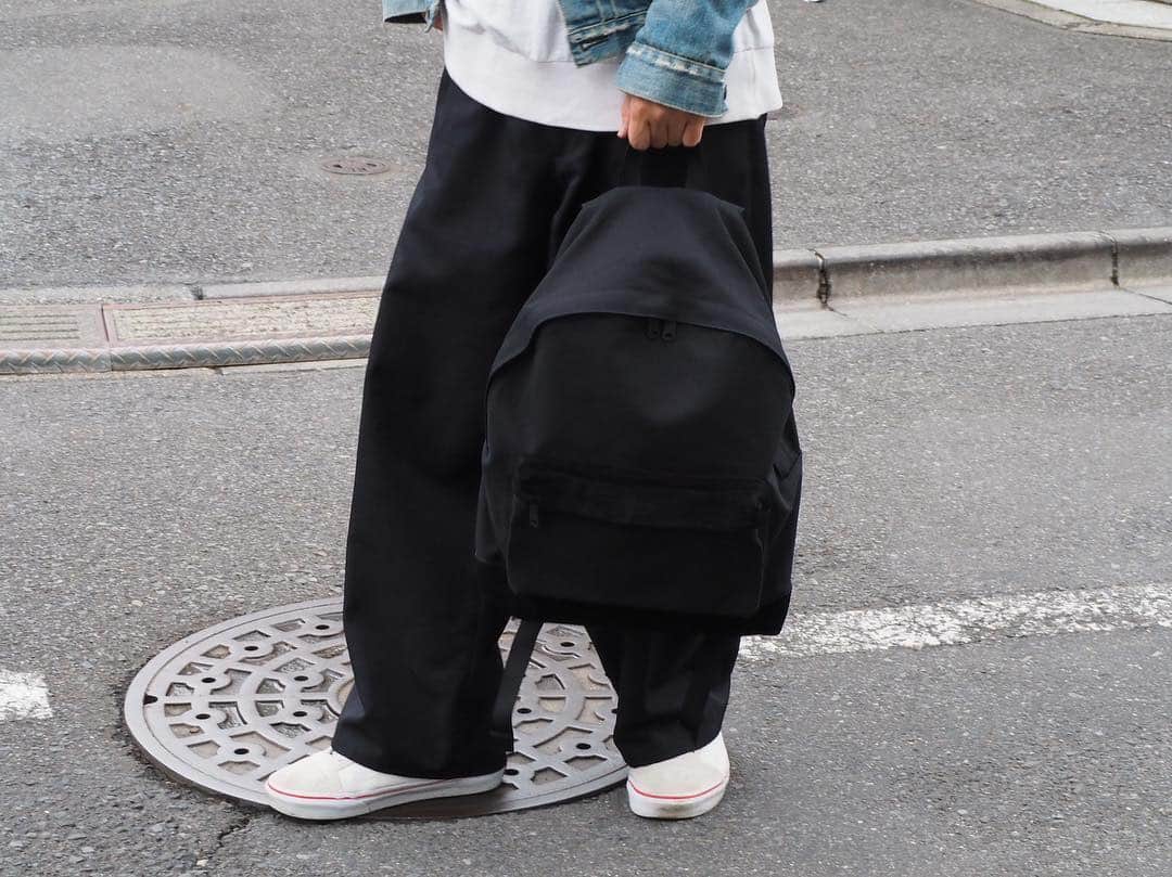 B JIRUSHI YOSHIDAさんのインスタグラム写真 - (B JIRUSHI YOSHIDAInstagram)「【REARRAIVAL】 〈PORTER × B印 YOSHIDA〉 “PALACE DAYPACK” ・ キャンバス・デニム素材にスエードのコンビネーション、そして背面素材にメッシュを用いたハイブリッドなデザインのデイパックが再入荷しました。 ・ 背面をメッシュにする事により、デイパックの弱点であるムレを解消、長時間の着用でもストレスを感じさせません。 ・ ストラップ部分には厚めのウレタンバットを使用し、重い荷物を収納して背負った時でも肩や上半身に掛かる負担を軽減してくれます。 ・ 底面とフロントポケットに配されたスエードレザーは強度を高めるとともに高級感も演出。 ・ COLOR:INDIGO,BLACK,CAMEL ¥21,000+TAX  #bjirushiyoshida #B印YOSHIDA #代官山 #daikanyama #TOKYO #BEAMS #ビームス #yoshidakaban #吉田カバン #ポーター  #porter #비지루시요시다 #도쿄 #다이칸야마 #빔스 #빔즈 #포터 #데일리룩 #백팩」4月27日 20時09分 - bjirushiyoshida