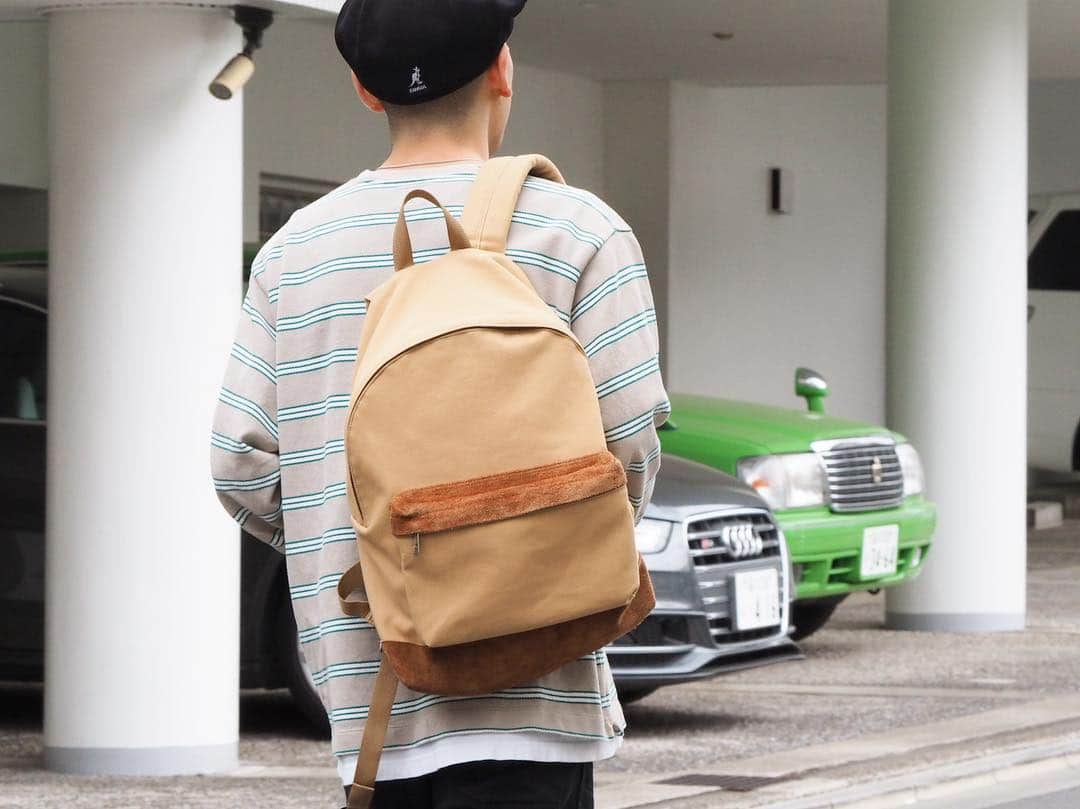 B JIRUSHI YOSHIDAさんのインスタグラム写真 - (B JIRUSHI YOSHIDAInstagram)「【REARRAIVAL】 〈PORTER × B印 YOSHIDA〉 “PALACE DAYPACK” ・ キャンバス・デニム素材にスエードのコンビネーション、そして背面素材にメッシュを用いたハイブリッドなデザインのデイパックが再入荷しました。 ・ 背面をメッシュにする事により、デイパックの弱点であるムレを解消、長時間の着用でもストレスを感じさせません。 ・ ストラップ部分には厚めのウレタンバットを使用し、重い荷物を収納して背負った時でも肩や上半身に掛かる負担を軽減してくれます。 ・ 底面とフロントポケットに配されたスエードレザーは強度を高めるとともに高級感も演出。 ・ COLOR:INDIGO,BLACK,CAMEL ¥21,000+TAX  #bjirushiyoshida #B印YOSHIDA #代官山 #daikanyama #TOKYO #BEAMS #ビームス #yoshidakaban #吉田カバン #ポーター  #porter #비지루시요시다 #도쿄 #다이칸야마 #빔스 #빔즈 #포터 #데일리룩 #백팩」4月27日 20時09分 - bjirushiyoshida