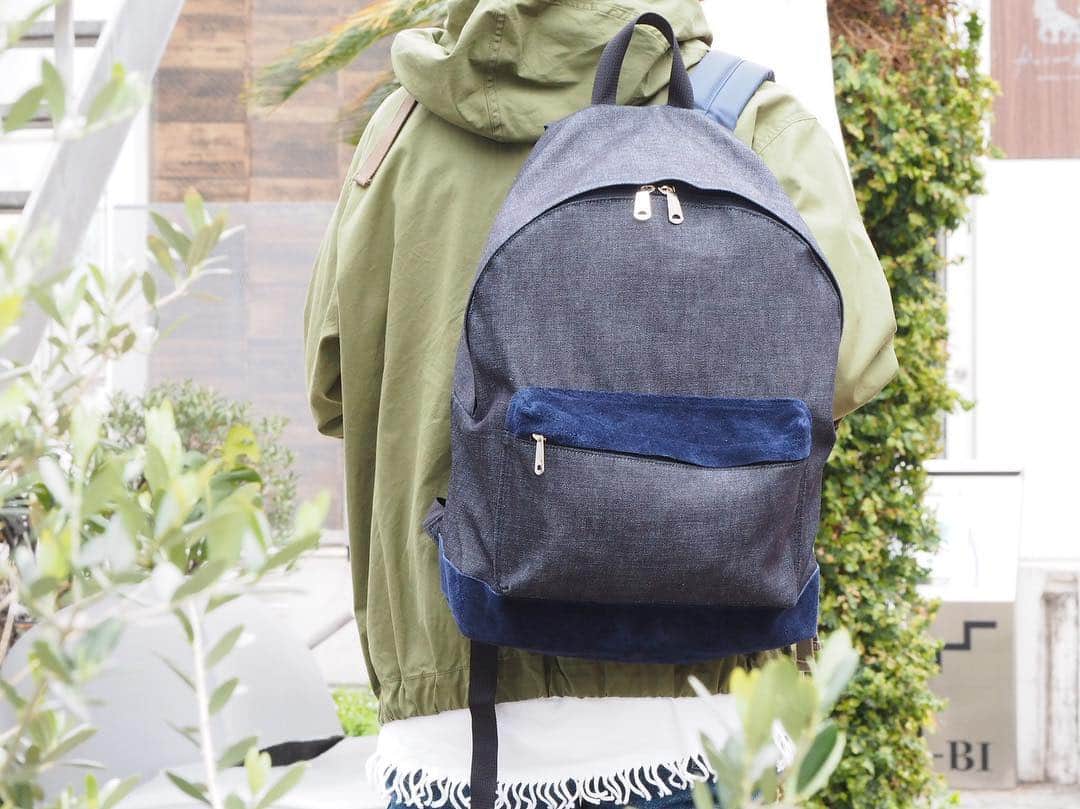 B JIRUSHI YOSHIDAさんのインスタグラム写真 - (B JIRUSHI YOSHIDAInstagram)「【REARRAIVAL】 〈PORTER × B印 YOSHIDA〉 “PALACE DAYPACK” ・ キャンバス・デニム素材にスエードのコンビネーション、そして背面素材にメッシュを用いたハイブリッドなデザインのデイパックが再入荷しました。 ・ 背面をメッシュにする事により、デイパックの弱点であるムレを解消、長時間の着用でもストレスを感じさせません。 ・ ストラップ部分には厚めのウレタンバットを使用し、重い荷物を収納して背負った時でも肩や上半身に掛かる負担を軽減してくれます。 ・ 底面とフロントポケットに配されたスエードレザーは強度を高めるとともに高級感も演出。 ・ COLOR:INDIGO,BLACK,CAMEL ¥21,000+TAX  #bjirushiyoshida #B印YOSHIDA #代官山 #daikanyama #TOKYO #BEAMS #ビームス #yoshidakaban #吉田カバン #ポーター  #porter #비지루시요시다 #도쿄 #다이칸야마 #빔스 #빔즈 #포터 #데일리룩 #백팩」4月27日 20時09分 - bjirushiyoshida