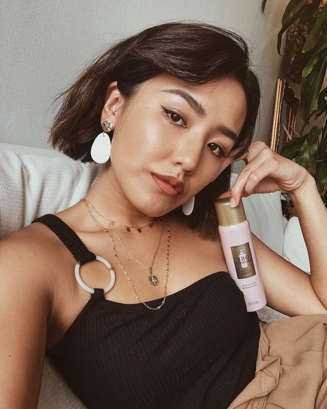 のインスタグラム：「基本的にシャンプーするのは2日1回の私。(髪や頭皮のためにね！) でもやっぱり気になるときもあるし、 ジムの後とかもシャワー浴びて髪洗って乾かす時間ない時とか汗だくのまま出ることが多いんだけど、 そんな時に使えるドライシャンプーをいただいたので、使ってみたらサラサラ爽やかですごく良かった！！ この写真の時は自宅トレーニングの後に出かける前に使ったんだけど、 ゴールデンウィーク初日の今日から2泊3日でキャンプするから、持ってきました✨ 頭皮リフレッシュできるの最高！！ 毎日髪の毛洗ってる人は、2日に1回に変えてみて、気になる場合はこのドライシャンプーを使ってみてほしいです☺︎ おためしあれ〜🧡 . @_squseme_ #スキューズミー#ドライシャンプー#dryshampoo#洗い流さないシャンプー#頭皮ケア#ヘアケア#ヨガ#トレーニング#キャンプ#sponsored」