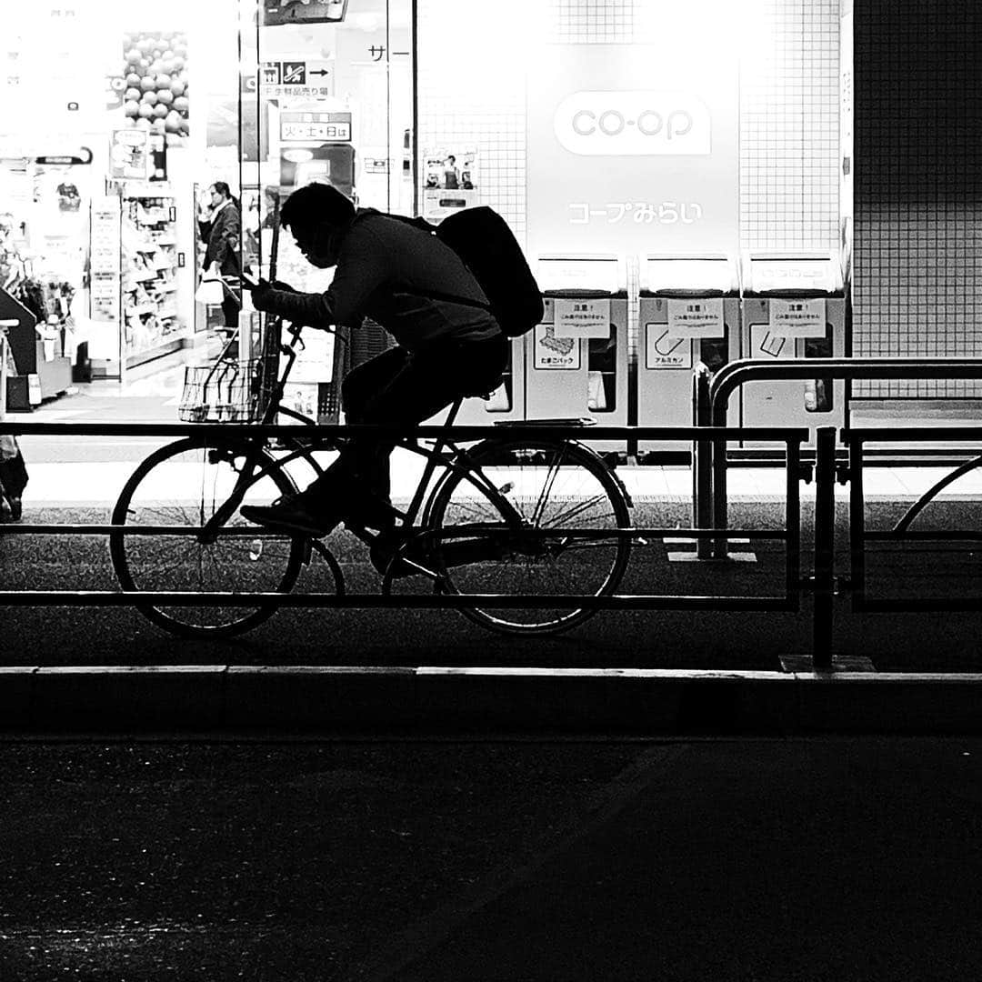 naotakeのインスタグラム：「自転車 - A Cyclist / iPhone XR + Snapseed, 20190428 . . 今日は春のお楽しみ、ヘッドホン祭。 . . #royalsnappingartists #infamous_family #rsa_main #infinity_photo_cult #2_fineart #jp_gallery #jp_gallery_bnw #trb_bnw #wp_bnw  #bnw_life #bnwlife_member #bnw_life_shots #bnw_captures #world_bnw #top_bnw #team_jp_ #team_jp_モノクロ #ig_energy_bw #ig_nihon #streetphotographybnw #igersjp #blackandwhite #bnw #bnwphoto #monochrome #bw #bnwphotography #ShotOniPhone #shotoniphoneXR」