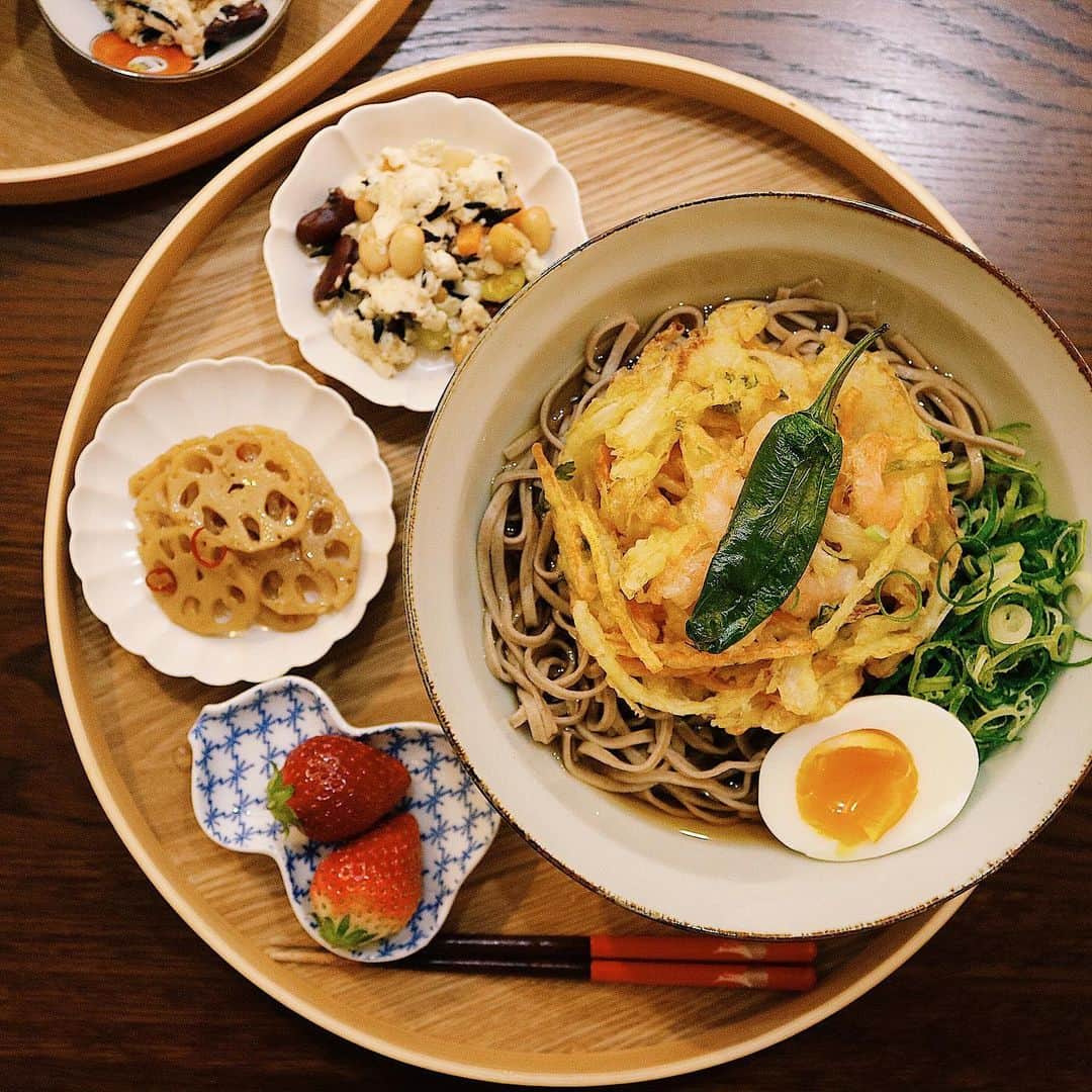 ゆかり/yukariのインスタグラム：「夜ごはん 10連休がはじまったので、早速昼からビールを飲んでドラクエして昼寝した。 天国でしかない。 * * * #おうちごはん #うちごはん #晩ごはん #夜ごはん #夕食 #料理 #手料理 #食卓 #自炊 #家庭料理 #料理好きな人と繋がりたい #暮らし #テーブルコーディネート #おうちごはんLover #food #japanesefood #foodpic #料理記録 #和食 #一汁一菜 #今日の晩御飯 #手抜きごはん #フーディーテーブル」