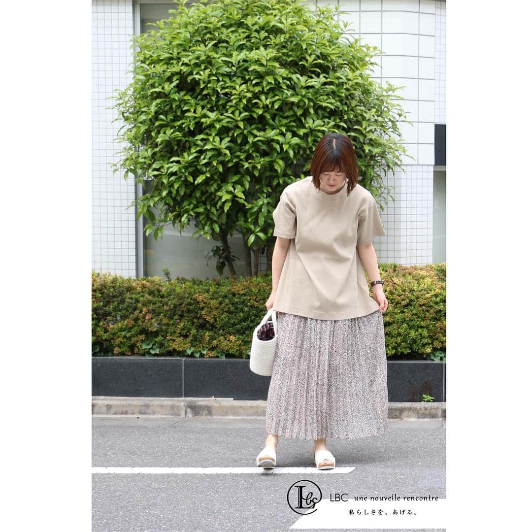 lbcmarketさんのインスタグラム写真 - (lbcmarketInstagram)「【NEWARRIVALS】 >>>>>>PLEATED SKIRTS .  小花柄より落ち着いた印象になる、リーフ柄のプリーツスカート .  細かなプリーツが縦のラインをすっきり見せて、下半身をすらりとまとめ上げてくれます .  裏地付きで透け感も気になりません .  #lbcmarket #lbc_market #lbcwithlife #lbc #newarrivals #skirt #pleatedskirt #fashion #cordinate #wear #ootd #スカート #プリーツスカート #ファッション #コーディネート . 【LBC_photo】 LBC公式オンラインストアにて 皆さまのInstagramで下記のハッシュタグ #lbc  #lbcwithlife #lbcmarket #lbc_market 投稿している写真を紹介しております♪ 紹介時にはLBCスタッフからご連絡後、 皆さまの写真を掲載させていただきます 皆さまの素敵なLBC を是非投稿してみてください♪」4月27日 20時16分 - lbc_official_