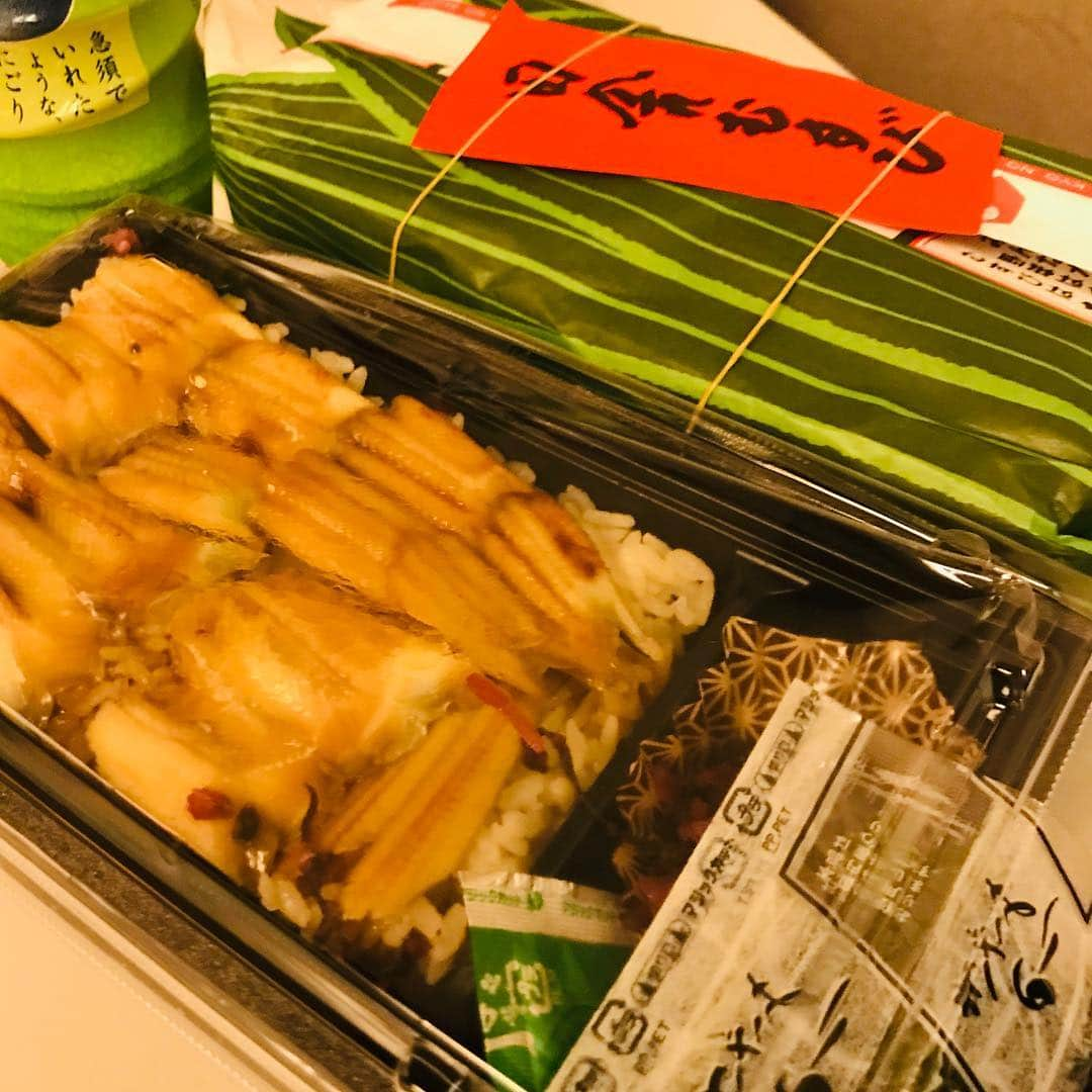 けんじるさんのインスタグラム写真 - (けんじるInstagram)「広島名物！田舎むすび、あなご飯を食ってガン寝！  コレコレコレコレ〜〜〜〜！！ #けんじる #食い込MEN #芸人 #吉本 #お笑い #お笑い好きの人と繋がりたい #ギャグ #広島 #名物」4月27日 20時17分 - kenjiru0318