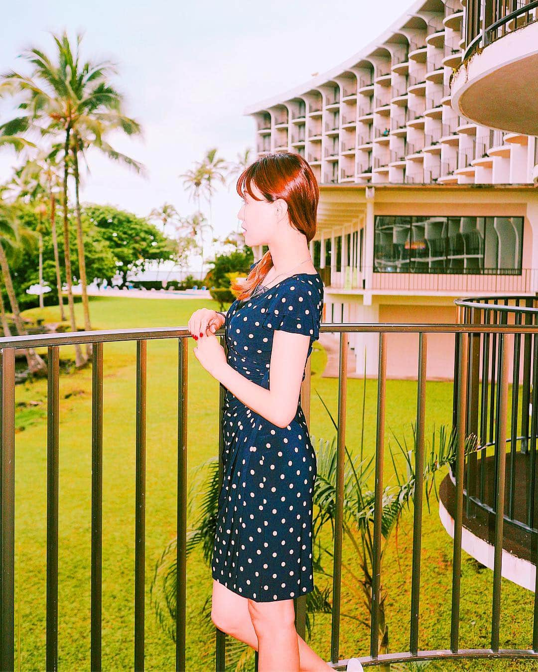 夕霧らいさんのインスタグラム写真 - (夕霧らいInstagram)「#vacances🌴  #旅行 #一眼レフ #ミラーレス女子  #ゴールデンウィーク旅行  #旅女子 #hawaii #ハワイ旅行  #のんびり旅行  #椰子の木がある風景  #ベランダから  #hirohawaiianhotel  #30代ファッション  #ドットワンピース  #人生には恋と冒険が必要だ  #どこかで聞いたことある言葉  #日々に感謝❤️」4月27日 20時17分 - 88rairai88