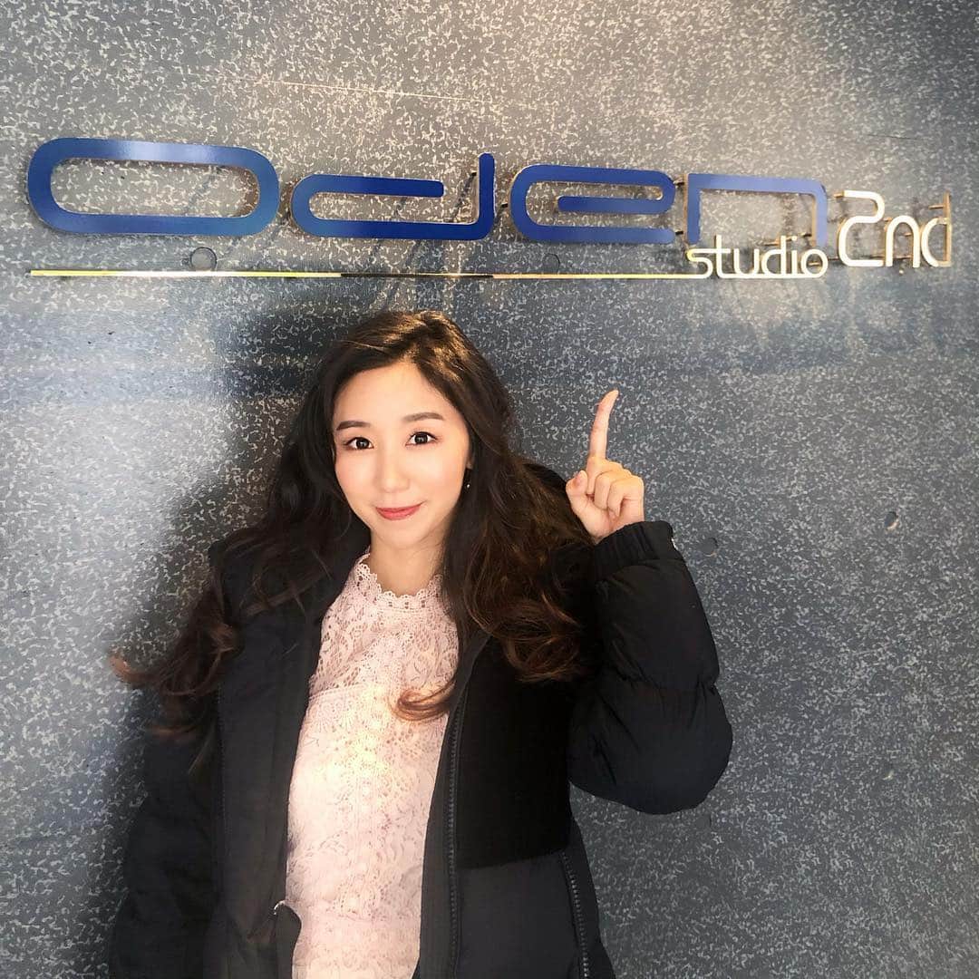 のインスタグラム：「今日は…🌈 とっても素敵なスタジオで とっても素敵な方々と とっても素敵なTV番組の収録でした❤️🎥 そしてなんと… 初めて30分番組のMCをさせていただきました😳🙏✨❗️ 今までゲストで出演させていただく事が多かったので司会進行、そして1時間回しをするのは初めての経験…❗️❗️ 今回はスケート⛸のあるアイスショーについてのお話だったのでスケーターとしての自分の意見も言いつつだったのですが、ゲストの方々のお話を引き出したりバランスを考えたりがとても難しい❗️😭 反省点もたくさんありましたがとってもいい経験をさせて頂きました🙏✨ 光栄すぎて感謝の気持ちでいっぱい🥺😢 みなさん、なんのアイスショーでしょうか？💖⛸❄️ 当ててください〜💕 #iceshow #skate #shooting #番組収録 #アイスショー #dress #figureskating #フィギュアスケート」