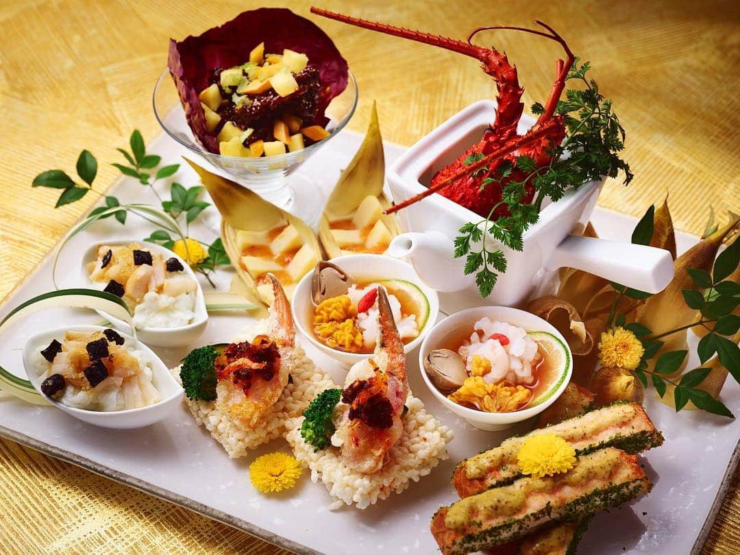Conrad Tokyoのインスタグラム：「【GW限定】中国料理「チャイナブルー」では、ご家族で楽しめるシェフのオリジナリティあふれるお料理を一皿で表現した「ファミリープレート」をご用意いたします。窓の外に広がる東京ベイエリアの眺望とともに、料理長アルバート・ツェの世界をお楽しみください。 http://ow.ly/DV4o30ojUrJ Family Plate available during golden week at China Blue from 4/27. #コンラッド東京 #ホテル #汐留 #東京 #日本 #チャイナブルー #グルメ #中国料理 #中華 #ゴールデンウィーク #GW  #ConradTokyo #StayInspired #Conrad #hotel #Tokyo #Japan #chinablue #dinner #Chinese #goldenweek #东京康莱德酒店 #콘래드도쿄」