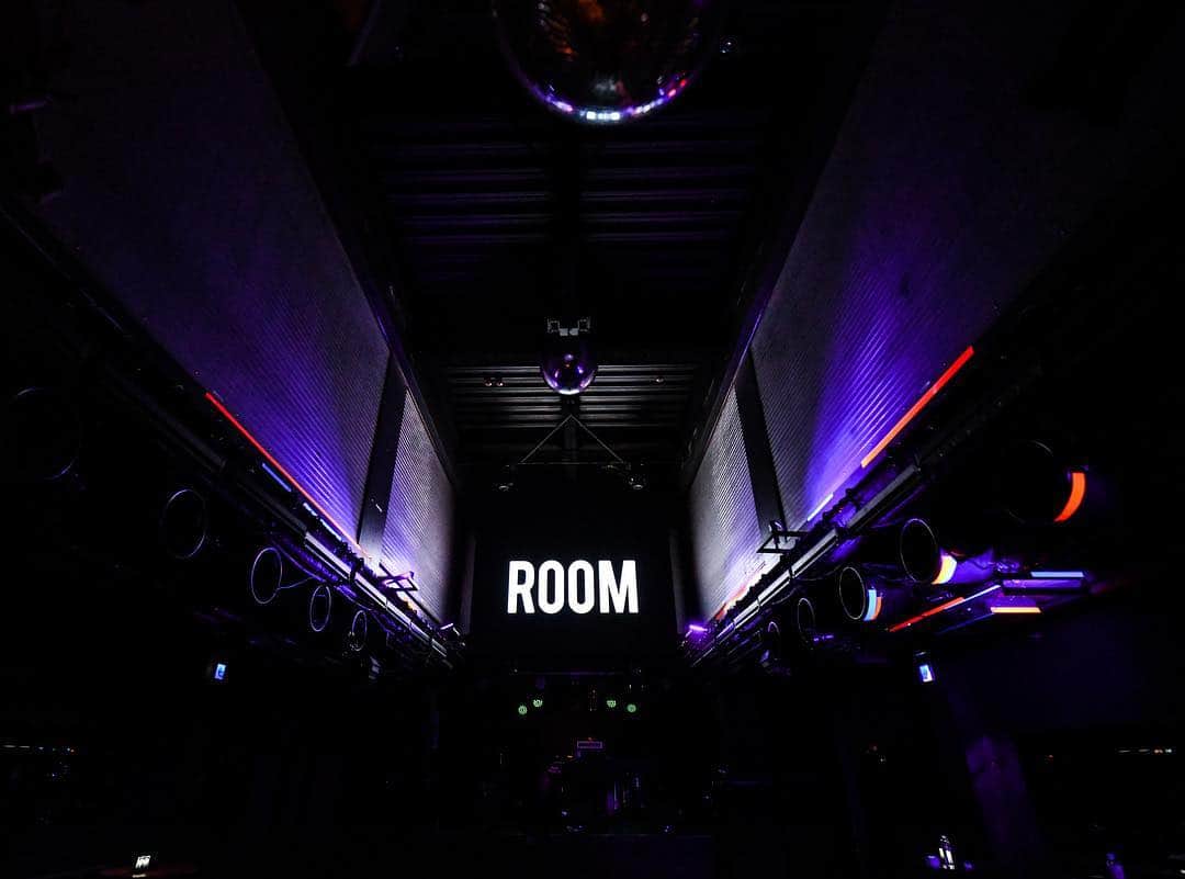 room onziemeのインスタグラム：「👥🎊👥﻿﻿﻿﻿﻿﻿﻿ ﻿﻿﻿﻿﻿﻿﻿ - ROOM 4TH ANNIVERSARY -﻿﻿﻿ ﻿﻿ ご来場いただいたお客様、誠にありがとうございます！﻿﻿ 興奮と熱狂の渦が非現実へと誘い込んだ最高の一晩となり、四周年に相応しい最高の盛り上がりをみせました！﻿﻿ ﻿﻿ 豪華アーティストの皆さま、スタッフの皆さま、会場の皆さま、そしてお越しいただいたお客様、心より感謝申し上げます。﻿﻿ ﻿﻿ ならびに、今回ご入場にお時間をいただく形となり、お客様にはご不便をおかけして大変申し訳ございませんでした。﻿﻿ 次回開催時は、このようの事のないようスタッフ一同努めてまいりますので、引き続きご贔屓のほど宜しくお願いいたします！﻿ ﻿﻿ ﻿-------------------------------------﻿-------﻿﻿﻿﻿﻿﻿﻿﻿﻿﻿﻿﻿ #room_jp」