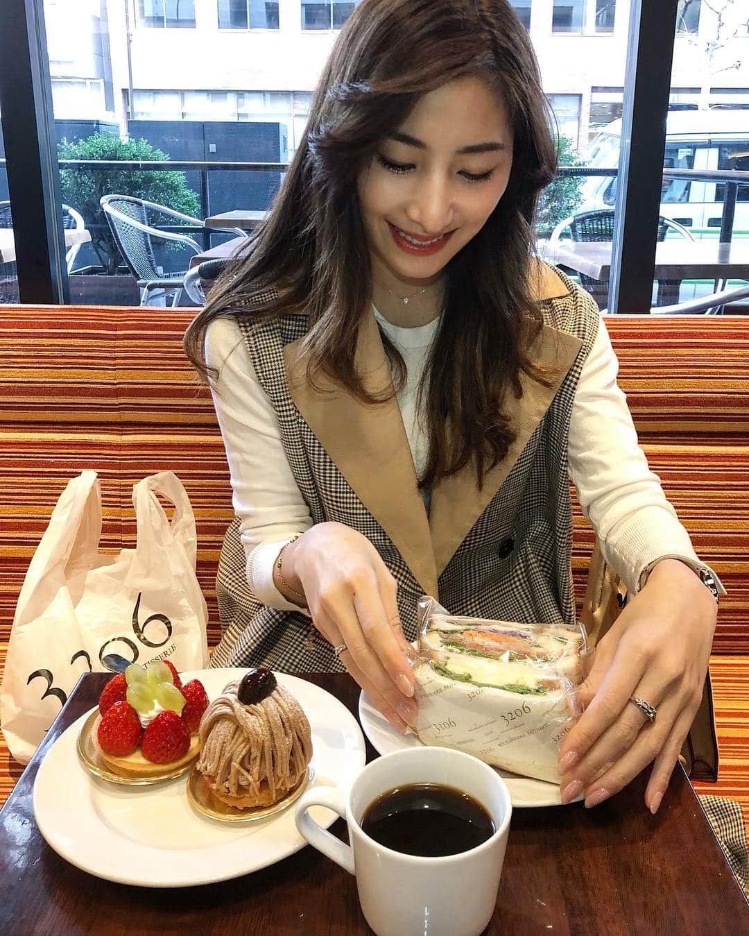 雨宮みずきさんのインスタグラム写真 - (雨宮みずきInstagram)「． レンタルサイクル🚴‍♀️💕 神谷町と広尾にある3206カフェで 休憩してランチ&デザート🍰☕️ ． 他にもサンドイッチと🥪 🐻のクッキーはお土産❤️ ． コーデ詳細♡ outer▷#aulaaila #アウラアイラ tops▷#zara #ザラ denim▷#uniqlo #ユニクロ sneaker▷#louisvuitton #ルイヴィトン bag▷#miumiu #ミュウミュウ ． #広尾カフェ #神谷町カフェ #3206cafe #神谷町ランチ #虎ノ門ランチ #虎ノ門ヒルズ #東京カフェ巡り #カフェ巡り #カフェタイム #レンタル自転車 #レンタルサイクル #自転車 #スニーカーコーデ #ザラジョ #ザラコーデ #ユニクロデニム族 #スキニーデニム #ユニジョ #デニムコーデ」4月27日 20時24分 - ammymzk0926