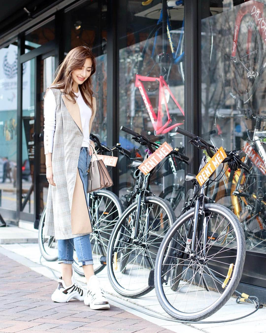 雨宮みずきさんのインスタグラム写真 - (雨宮みずきInstagram)「． レンタルサイクル🚴‍♀️💕 神谷町と広尾にある3206カフェで 休憩してランチ&デザート🍰☕️ ． 他にもサンドイッチと🥪 🐻のクッキーはお土産❤️ ． コーデ詳細♡ outer▷#aulaaila #アウラアイラ tops▷#zara #ザラ denim▷#uniqlo #ユニクロ sneaker▷#louisvuitton #ルイヴィトン bag▷#miumiu #ミュウミュウ ． #広尾カフェ #神谷町カフェ #3206cafe #神谷町ランチ #虎ノ門ランチ #虎ノ門ヒルズ #東京カフェ巡り #カフェ巡り #カフェタイム #レンタル自転車 #レンタルサイクル #自転車 #スニーカーコーデ #ザラジョ #ザラコーデ #ユニクロデニム族 #スキニーデニム #ユニジョ #デニムコーデ」4月27日 20時24分 - ammymzk0926