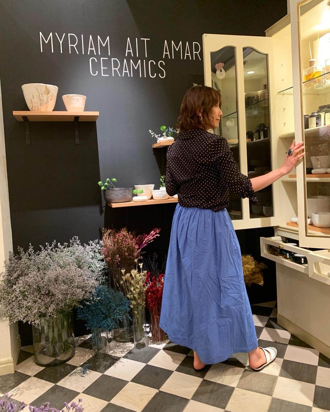 風間ゆみえのインスタグラム：「本日は楽しい時間をありがとうございました‼︎ 😊✨✨✨🙏 母の日にオススメさせていただいたエアリーなピンク色のフラワーベースに、どんな野花が飾られるのかなぁ…なんて思いながら5月12日が楽しみになってきたり、そうだ、私も母への贈りものを選ばなきゃ。  ずいぶん少なくはなりましたが、まだまだ見ていただけるだけしっかりと買付けしてます😊✨ゴールデンウィークもPOP UPしていますので、ぜひいらして下さいね‼︎ @myriam_ait_amar  @la_boutique_fantasque  @maisondereefur  #yumie_k_style」