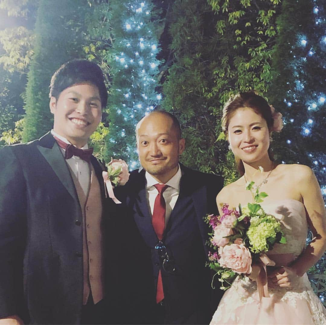 石原孝尚さんのインスタグラム写真 - (石原孝尚Instagram)「今日は帝京の教え子の陸の結婚式。 今は先生として頑張っている陸は当時野球をしてて中学の体育の授業しか担当してなかったけど卒業後もずっと連絡くれて自分の試合も応援に来てくれて。  中学から今も変わらずピュアな陸は結婚してもすごく素敵でした。  感動的な結婚式でした。 ありがとうございました。  陸、あずささん 末永くお幸せに😊😄」4月27日 20時30分 - taka_ishihara