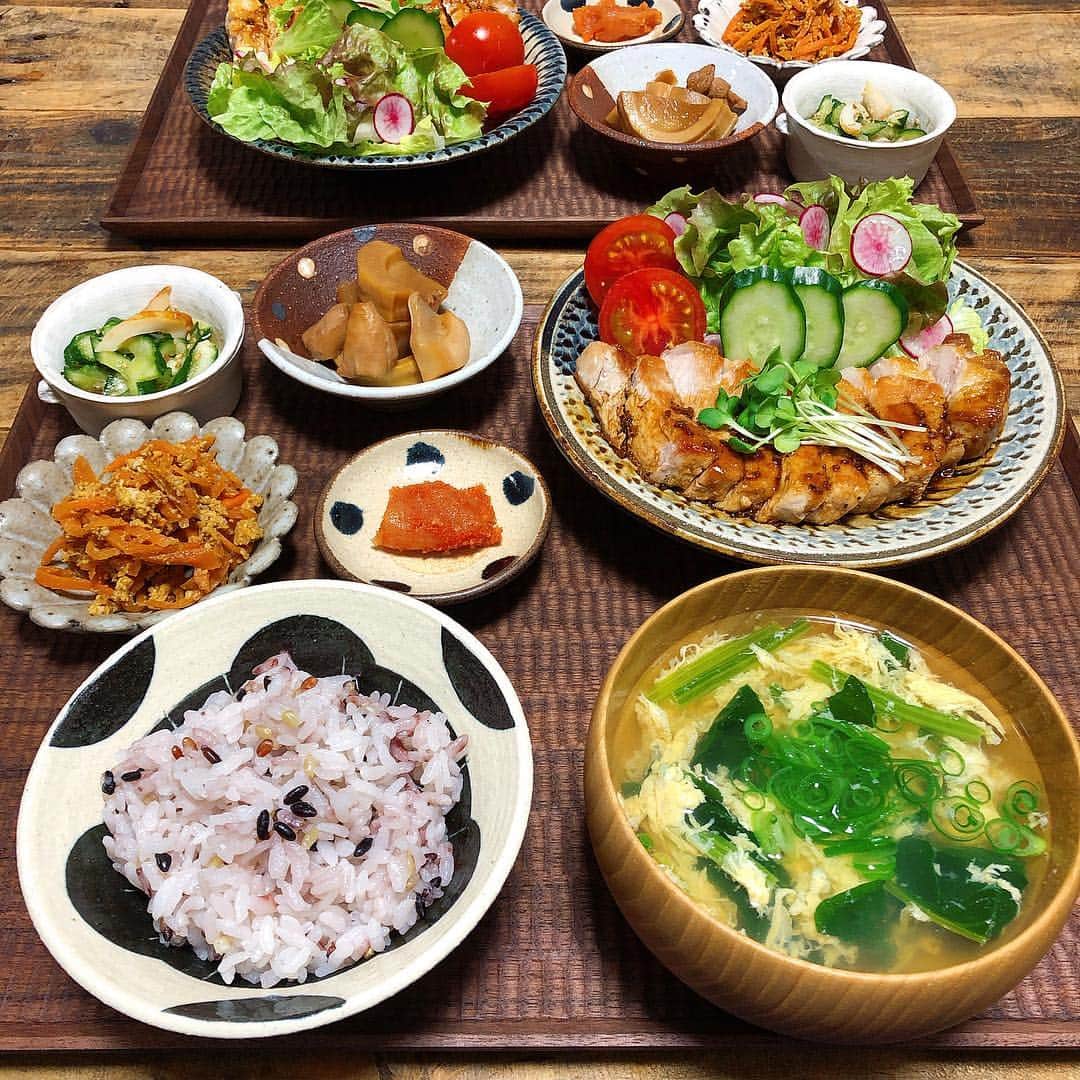 chaako ちゃあこのインスタグラム：「2019.4.27 * * 今日の晩御飯٩(๑❛ᴗ❛๑)۶ * ＊トンテキ ＊生野菜 ＊人参しりしり ＊筍と鶏肉の煮物 ＊竹輪と胡瓜の胡麻酢 ＊明太子 ＊ほうれん草のかきたま汁 ＊雑穀米入りごはん * でした(๑´ڡ`๑) * 厚みがある豚ロース肉が売ってたので、今日はトンテキ♡ * #ターク で焼いたら火の通りも早かったし、何よりも美味しかったー(*≧∀≦) * あとは昨日作った物をフル活用(笑) 出しただけです(￣m￣*) * * ストーリーにも載せましたが、注文していた高塚和則さんのトレーが届いて、テンションアゲアゲです♡ * ウォールナットのトレー。 とーっても素敵でニヤニヤが止まりません(笑) * * *」