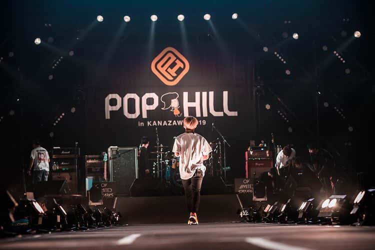 GENさんのインスタグラム写真 - (GENInstagram)「2019.04.27 『POP HILL 2019 』 今日はステージに花道が付いてたんですが、竿を持ってスタンドマイクで歌う僕の場合、ライブ中に行くことが不可能なので、サウンドチェック時にランウェイばりに闊歩してきました。 金沢ほんと好きなのでまたすぐ帰って来たいね photo by @hashimoto_ayumu」4月27日 20時46分 - 04genls