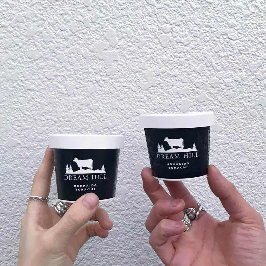 のインスタグラム：「🐮🐮🐮 #dreamhill #icecream #sweets #ふるさと納税 #北海道 #上士幌町 #ジェラート#アイス @kamishihoro.furunou ・ ・ ・ 以前お邪魔した上士幌町の イベントで出会った 『DREAM HILL』さんの 美味しいアイスが届いたよ〜😍🙌 ・ 搾乳後24時間以内の 生乳だけを使っていて 濃厚なのに後味がすっきりしてるから 普段あまり甘いもの食べない 旦那🐶氏もぺろりと完食してた💛 ・ 味は全部で14種類なんだけど 2枚目に長谷川おすすめ 選抜メンバーを載せておきます😏✌️ ・ 美味しい食べ方👩‍🍳 ①冷凍庫から出して１０分程度そのまま放置。 ②まわりが少し溶けてきたらスプーンで 粘りが出るでるまで練る。 ③おいしいアイスの完成。 ・ もっと早く食べたかったら、、、 電子レンジで ５００Ｗで10秒温めると🙆‍♀️💡 ・」