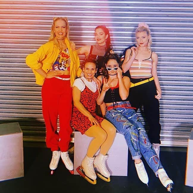 ケイトリン・オズモンドさんのインスタグラム写真 - (ケイトリン・オズモンドInstagram)「First show done ! Thanks Halifax for being amazing as always! #sugarladies @starsonice #girlsofstarsonice #90s」4月27日 20時48分 - kaetkiss