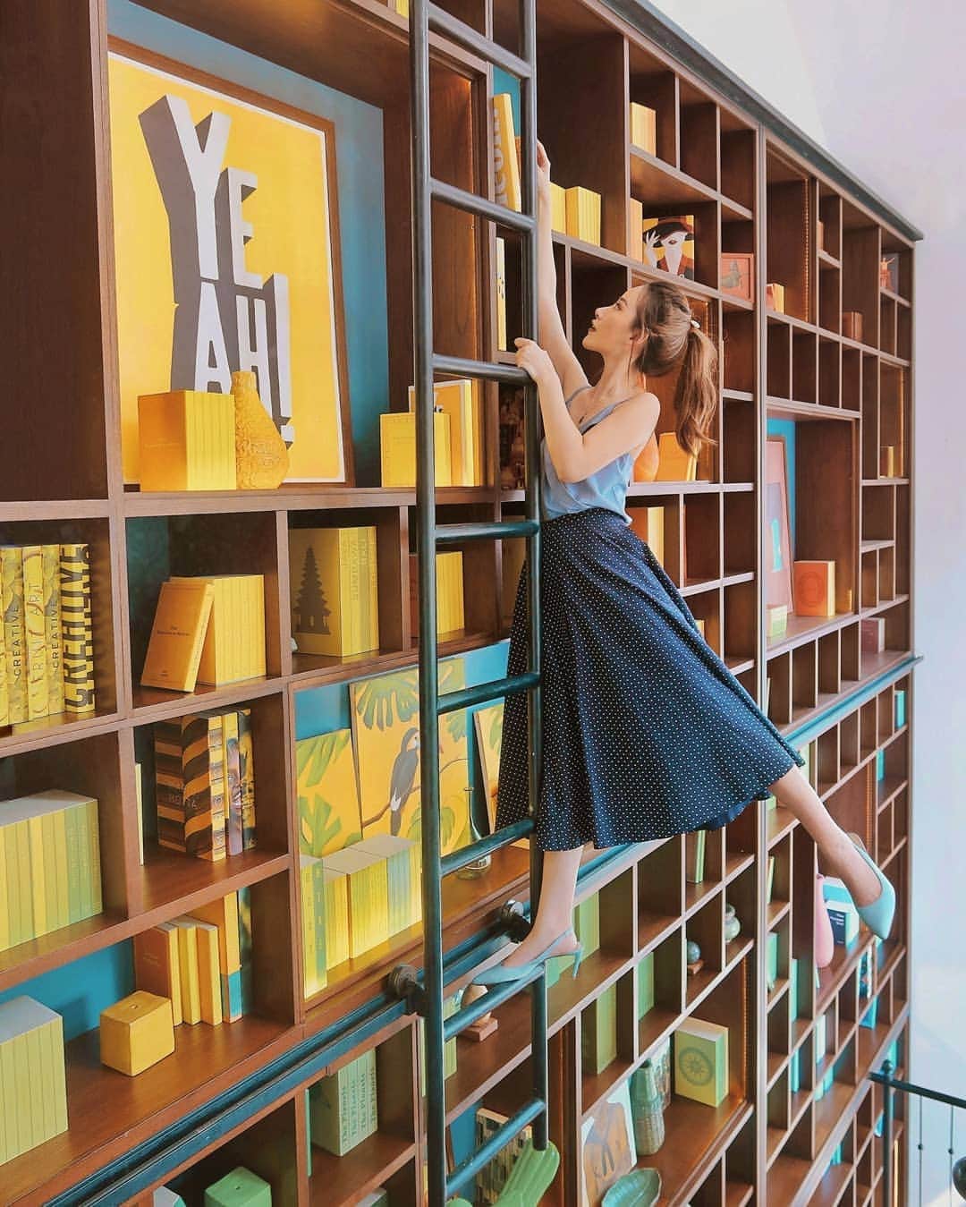 エリッサ・ヤマダのインスタグラム：「So many books, so little time. 📚 @thejunctionhouse (a quick tour of this place on my Story)  #ellejessinbali #bellemoment」