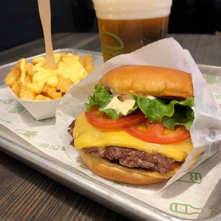 のインスタグラム：「🍔🍟🥤… ・ 昨日東京戻ってきまして。 今日から東京モードの巻。  と。いうことで。  午後は #サンシャイン劇場 へ。 LE VELVETSの日野真一郎さんが 出演されてる舞台を観劇させていただきました  2枚目の画像は。 舞台のイメージ。  度々登場していました お団子のひとコマに誘われまして なぜかお団子たべたくなりました帰り道… ・ ・ "🍡🙄 … ・  ところで。  今日はランチを食べる時間がなくて。 お久しぶりにサクッとマックランチ。  画像を撮り忘れましたので。画像は。 いつしかの#シェイクシャック より。  久しぶりにいただくハンバーガーは おもっていたより美味しくかんじて  たまにはジャンク気分もいいなぁと おもわずニマニマしてしまいました ハンバーガーとポテトタイムのとき  それにしましてもきょうは。  食材揃えたり家の事整えてましたら あっという間に夜でアタフタバタン ・ ・ さて。出張しておりました先日からの 少しまとめタイムにしたい土曜日の夜  それから夜ごはんこしらえるコース お腹空いてる方が集中できるかんじ  でもおなかすいたなぁ…🍡 ・ ・ ・ ・ ・ 🌸" 作品展示情報… ・ 『第7回 郷さくら美術館 桜花賞展』 … 会場：郷さくら美術館 ・ 「郷さくら美術館　桜花賞」展は、「桜」を描いた現代日本画を多くの方々にご覧頂き、日本画の素晴らしさを再発見してもらうことを目的とした展覧会です。今回もこれからの活躍がますます期待される日本画家31名が、日本美術でおなじみの「桜」という大変難しいモチーフを相手に、それぞれの持ち昧を生かした個性的な素晴らしい桜の絵画に仕上げています。現代日本画家たちの個性を、豊かな桜花の美しさを、どうぞお楽しみください。  東京都目黒区上目黒1-7-13　 TEL：03-3496-1771  東急東横線、東京メトロ日比谷線 中目黒駅より徒歩５分 ◼︎詳しくはホームページをご覧ください … ・ ・  #池袋 #舞台  #shakeshack  #ランチ #lunch #food #🍔 #🍟 #ハンバーガー #hamburger #ポテト #potato #cheese #beer きょうは #coffee #外食 #Tokyo #food #お肉大好き  #meat  #お肉  #beef #ジャンクフード #junkfood たまにはいいね #McDonald #日本画家 の #外出こんなもん #栄養補給」