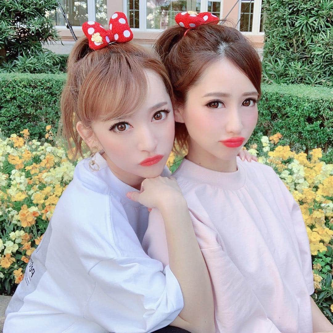 青木りえさんのインスタグラム写真 - (青木りえInstagram)「🐰 🐰 🐰 ディズニーランドの思い出🏰✨ . @kanaxxy_0421 💗💗💗 @bloomin_official 色違いのTシャツを着たよー😊👍 . 袖も長めで可愛かったです💕全体は、2枚目からの写真を見てみてね🎀✨ . 可愛い洋服がたくさんあったので、チェックしてみてね🍀 . . #天気良い日の私服 💗 #思い出 🎀 #ディズニー#イースター#🥚#disneyland#Disney#Easter#カナ#💗」4月27日 20時55分 - aokirie0418