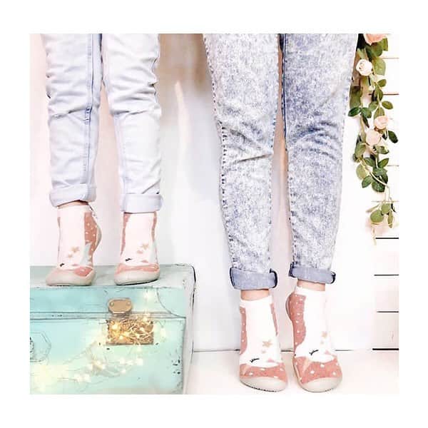 コレジアンのインスタグラム：「TREASURE THE PRECIOUS MOMENTS WITH YOUR CHILDREN! We all crave those close moments with our children that make our hearts melt. Connection is as essential to us parents as it is to our children, because that's what makes parenting worth all the sacrifices. 🥰 . Did you know that all our slipper-socks are made in adult sizes too? You can wear the same style as your kid! You’ll find perfect mommy-and-me or daddy-and-me combos! 😍 Our slipper-socks are stylish, comfortable, easy to slip on, machine-washable, anti-slippery, breathable and so soft! And most of all your children will love them! 😊 . 🇫🇷 UN MOMENT DE DOUCEUR A PARTAGER ! Des moments rares, des moments précieux que l’on partage avec ses enfants, tout cela n’a pas de prix ! 🥰 . Savez-vous que tous nos modèles sont fabriqués dans les pointures enfants et adultes ! De quoi assortir vos paires avec vos enfants ! Des combinaisons parfaites, mère/enfant et père/enfant ! Des modèles originaux, uniques, vous trouverez très certainement une paire à assortir avec vos chers bambins ! 😍 Des avantages pour petits et grands : confortables, faciles à enfiler, lavables en machine, semelles antidérapantes, micro-aérées et très souples ! Mais surtout, très chers parents, vous n’aurez plus à supplier vos enfants d’enfiler leurs chaussons, avec Collégien, fini les tracas du quotidien ! 😅 . . Picture @collegien.shoes.israel . . #Тапочкиносочки #slippers #fancy #slippers #обувьдлямалышей #дети #инстамама #обувьдляпервыхшагов #товарыдлядетей #дляпервыхшагов #spring #폼폼삭슈 #꼴레지앙 #우린이꺼#꼴레지앙#폼폼 #collegien #vintage #slippers #designerslippers #babbucce #collegienofficiel #hausschuhe #тапочки」
